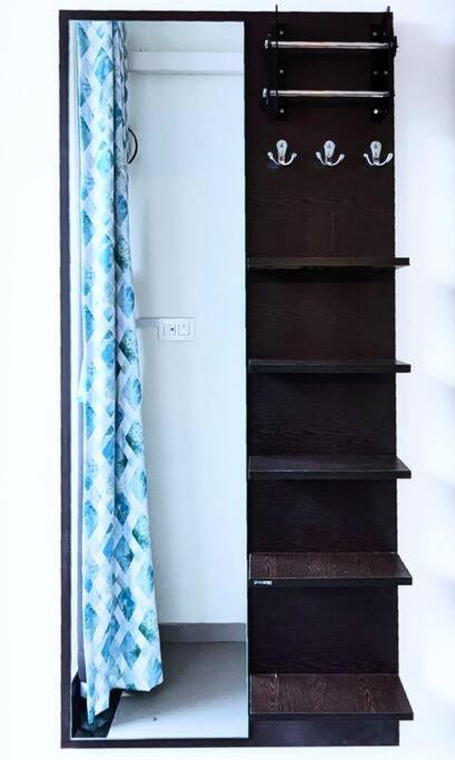 Blazing-fast Wi-Fi, Spacious, 10 mins to Beach view 5