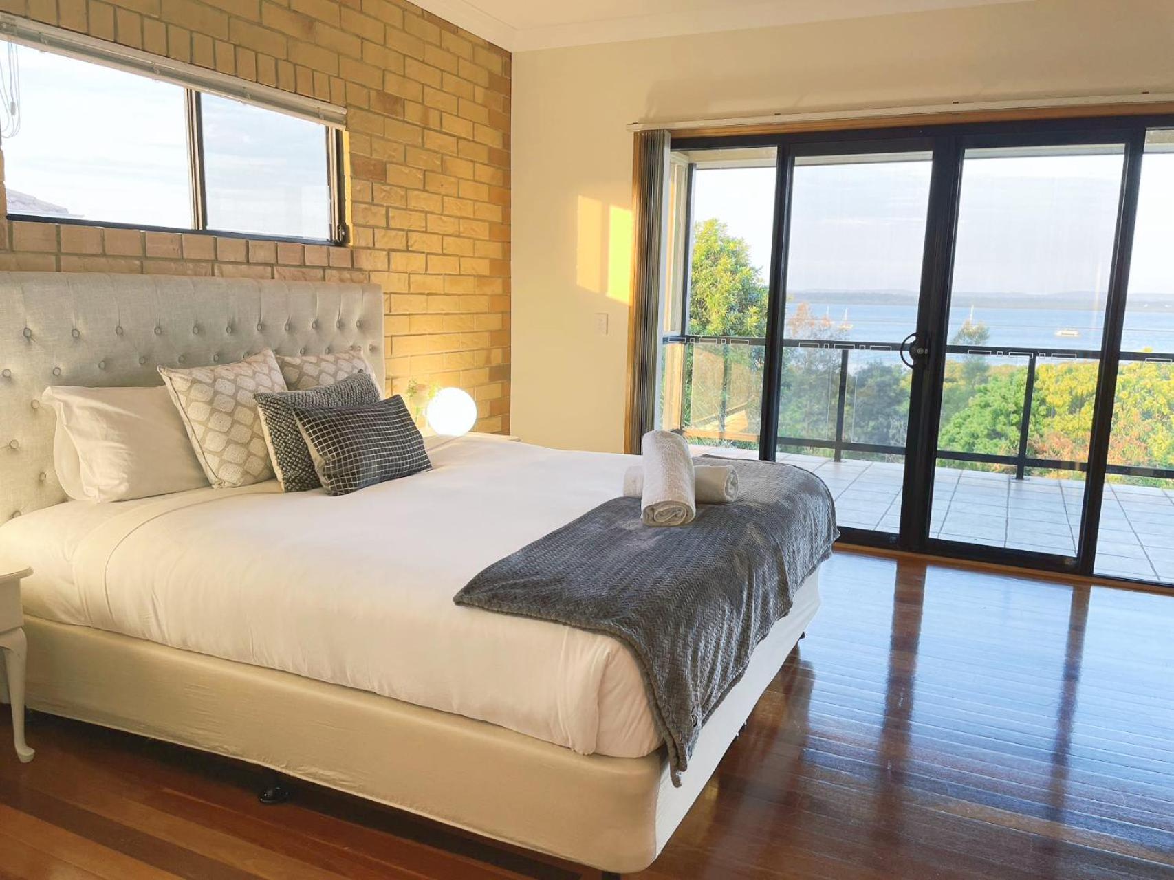 Waterfront Entire Luxury House with Bay View and Pool