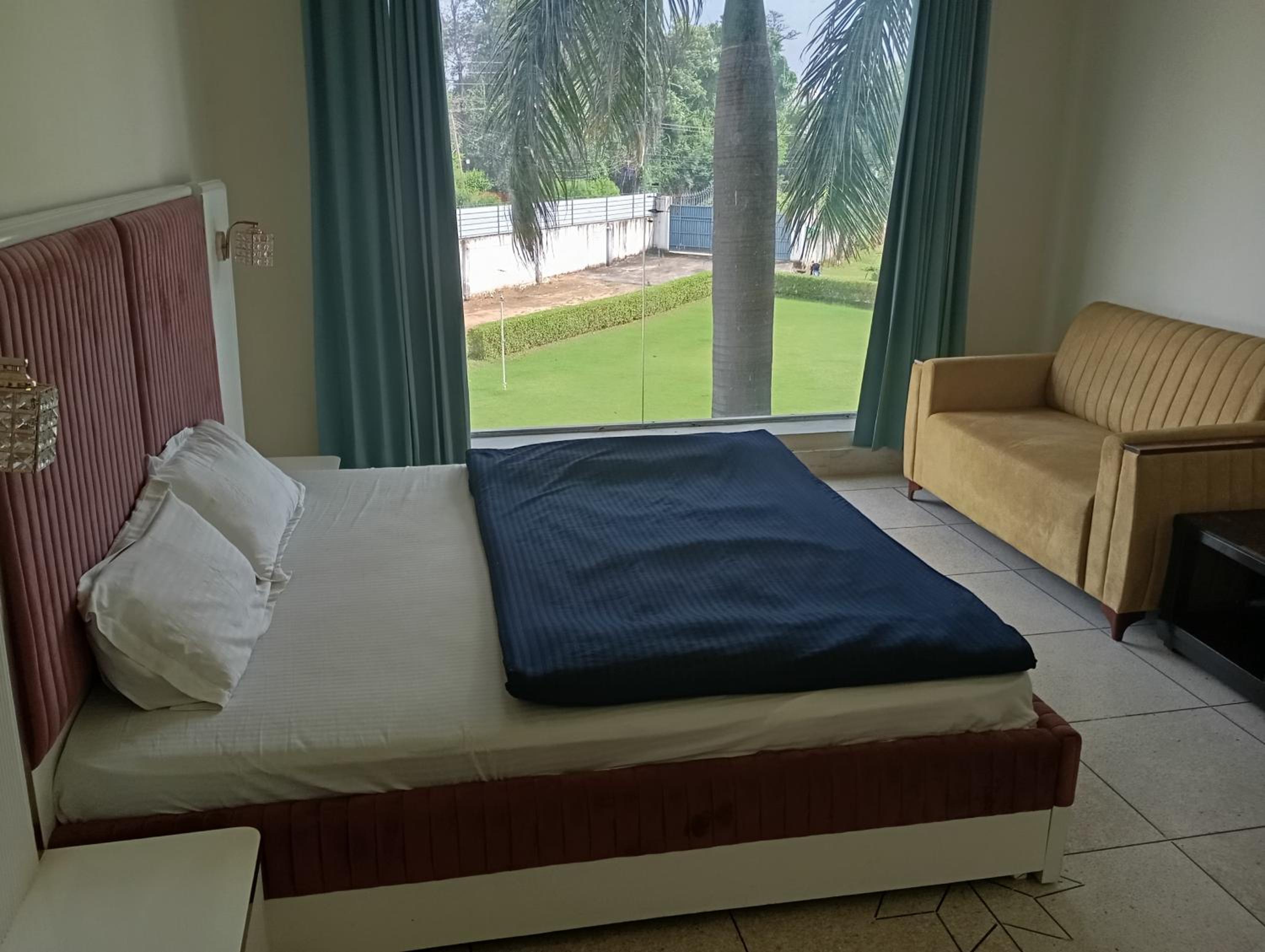 7BR Farmhouse With Private Pool by Especial Rentals