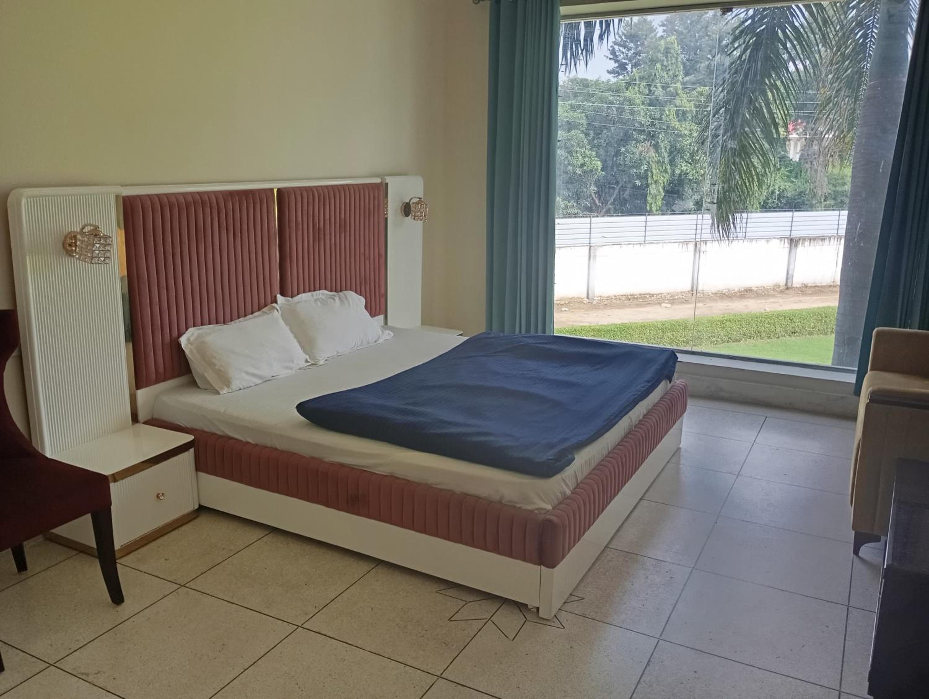 7BR Farmhouse With Private Pool by Especial Rentals