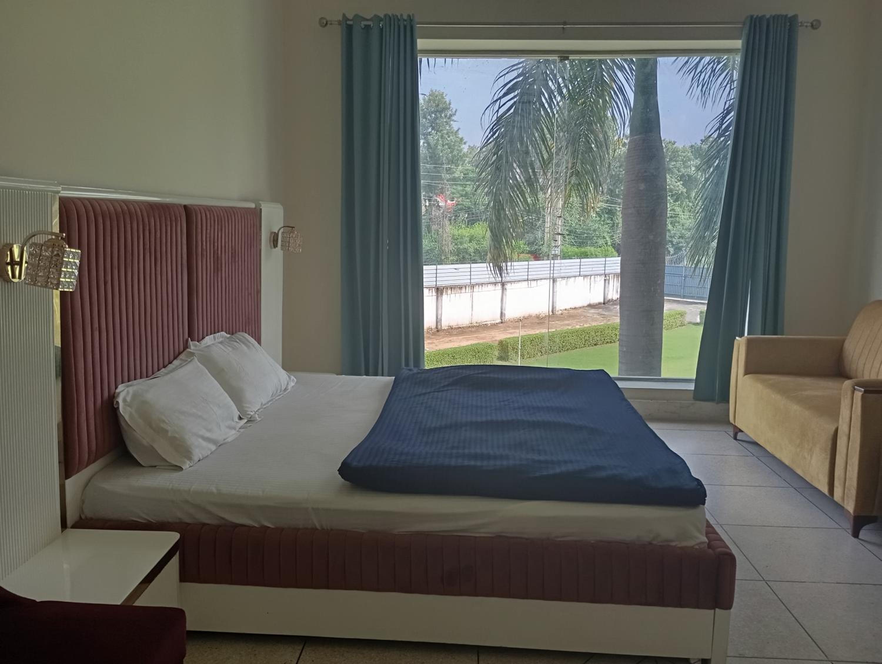 7BR Farmhouse With Private Pool by Especial Rentals