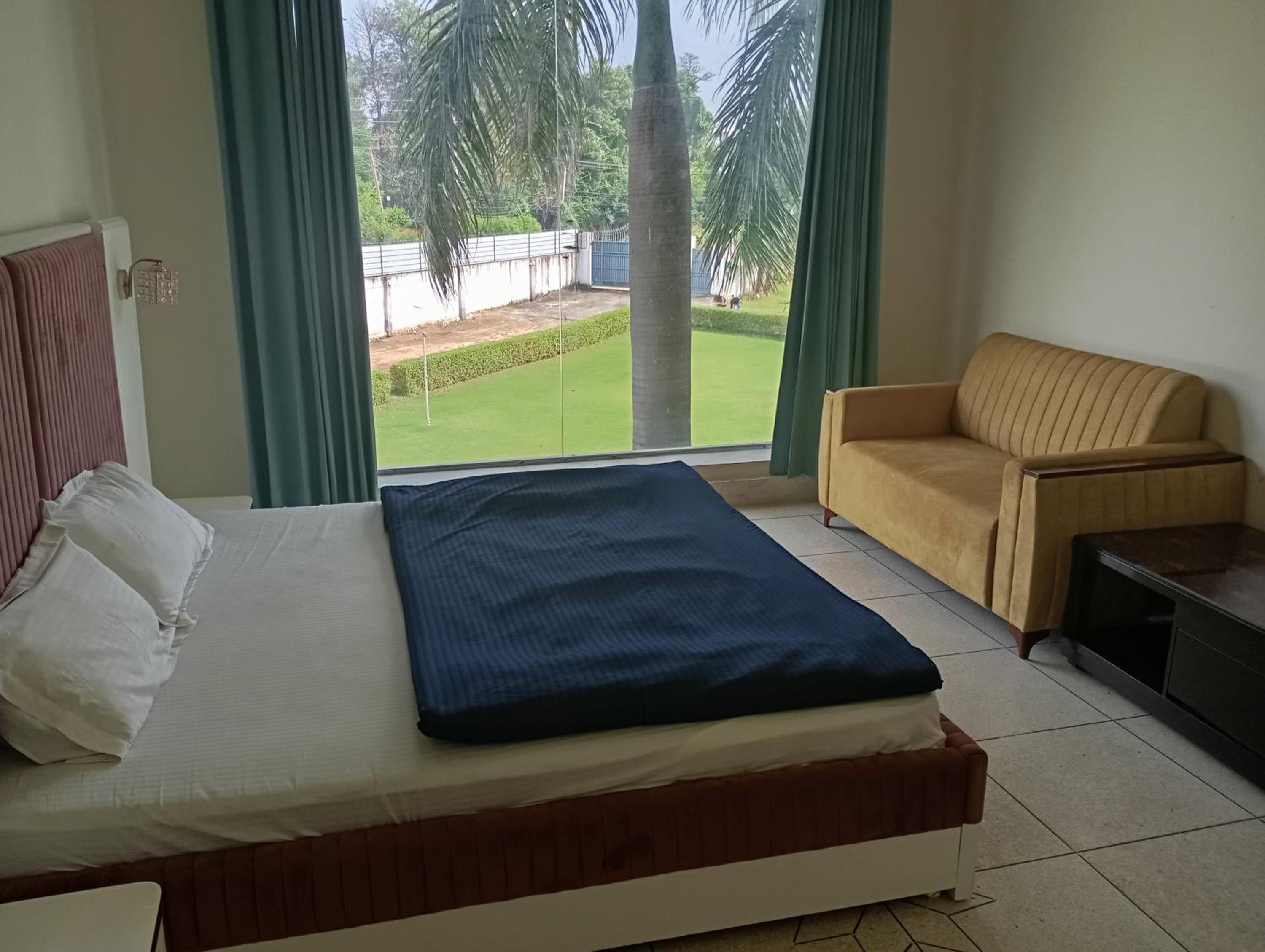 7BR Farmhouse With Private Pool by Especial Rentals