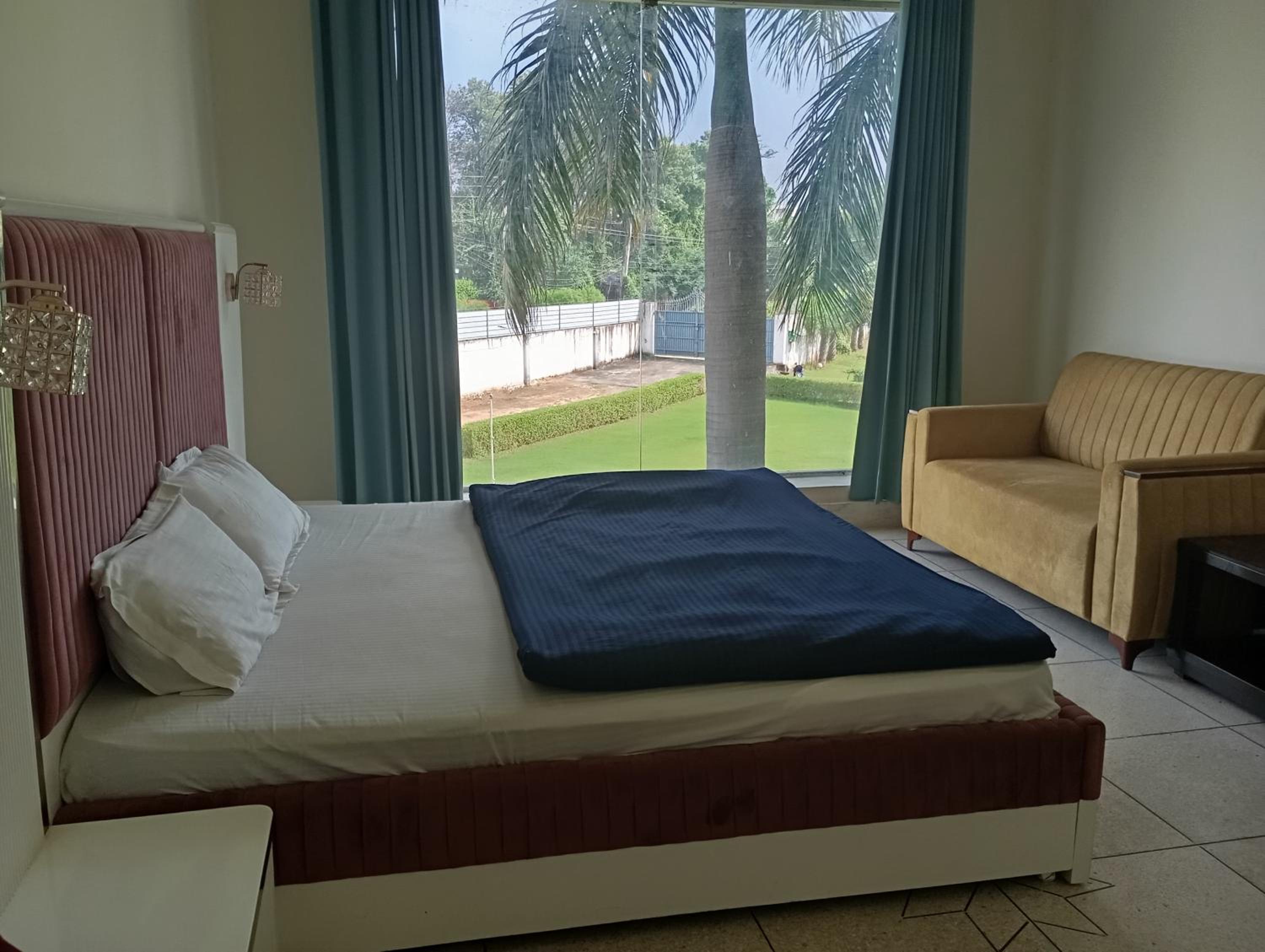 7BR Farmhouse With Private Pool by Especial Rentals