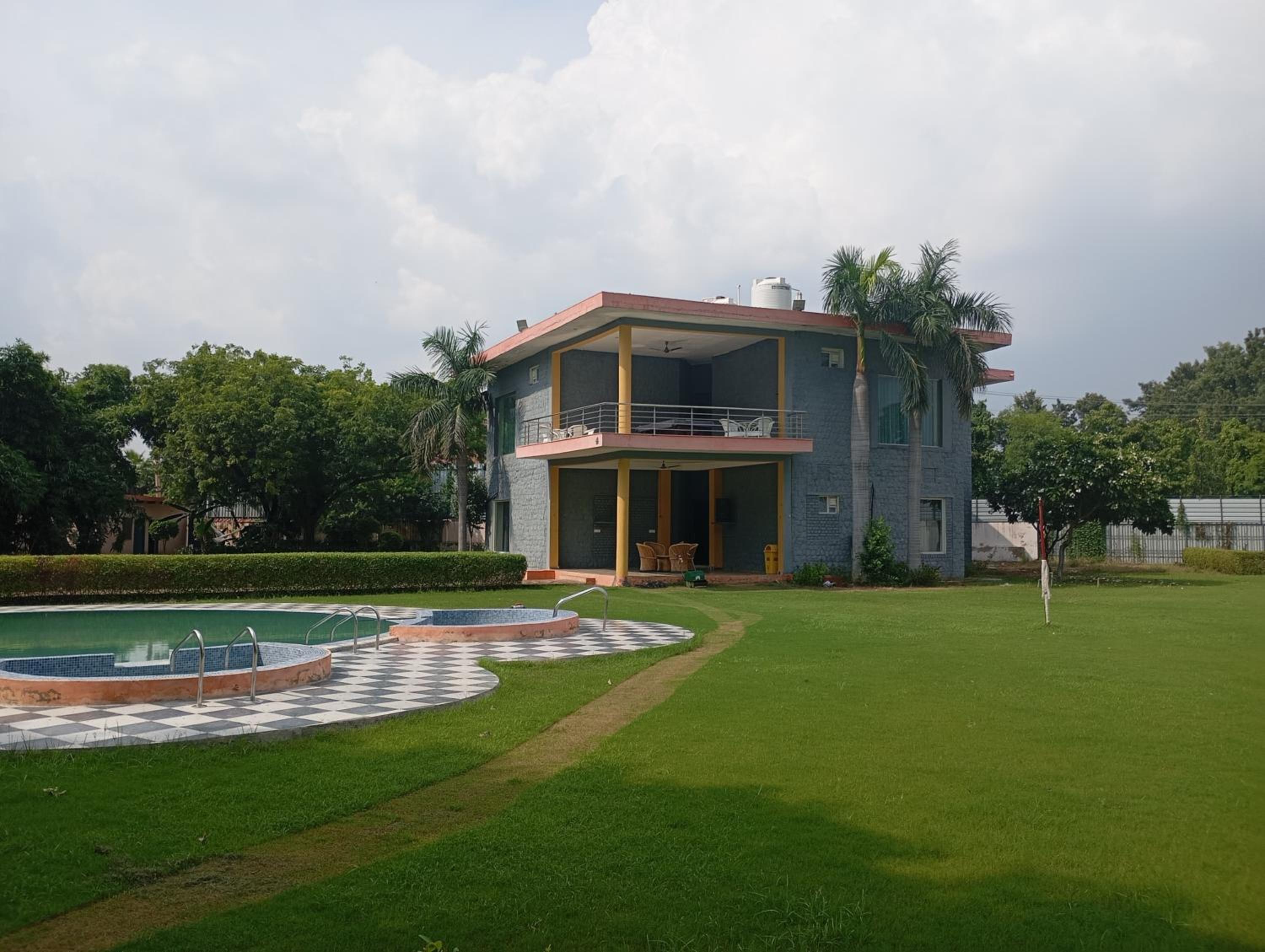 7BR Farmhouse With Private Pool by Especial Rentals
