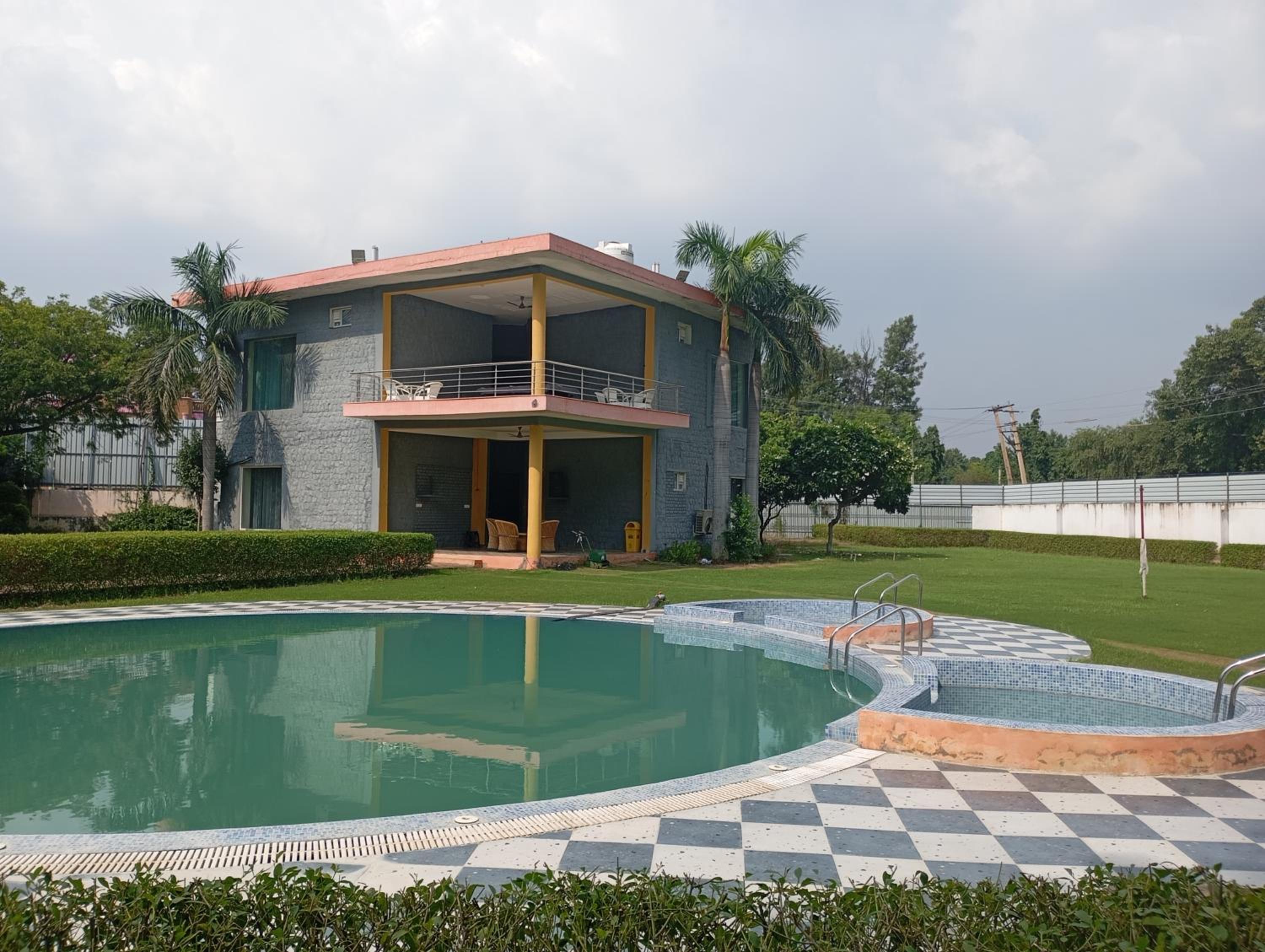 7BR Farmhouse With Private Pool by Especial Rentals