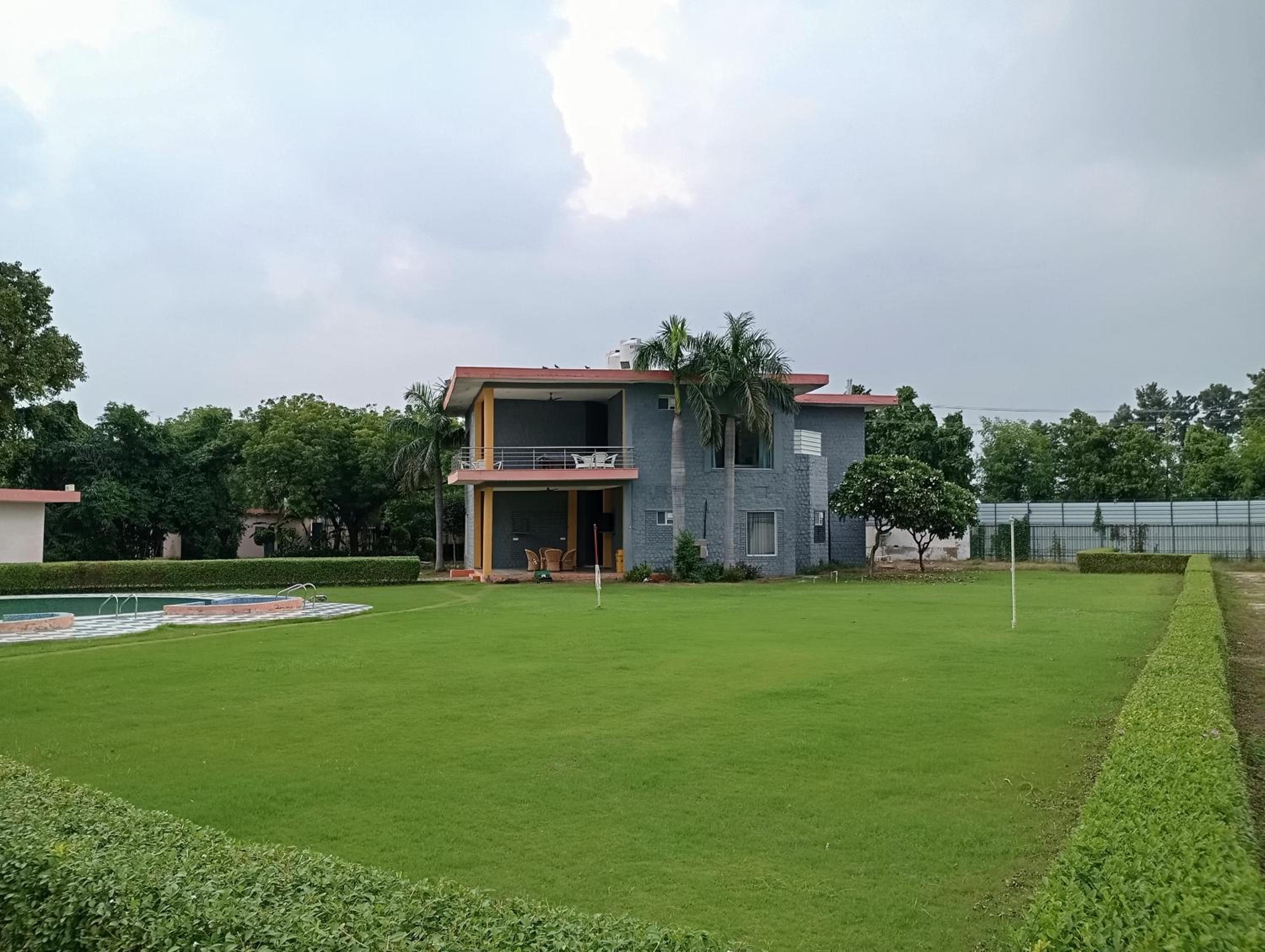 7BR Farmhouse With Private Pool by Especial Rentals