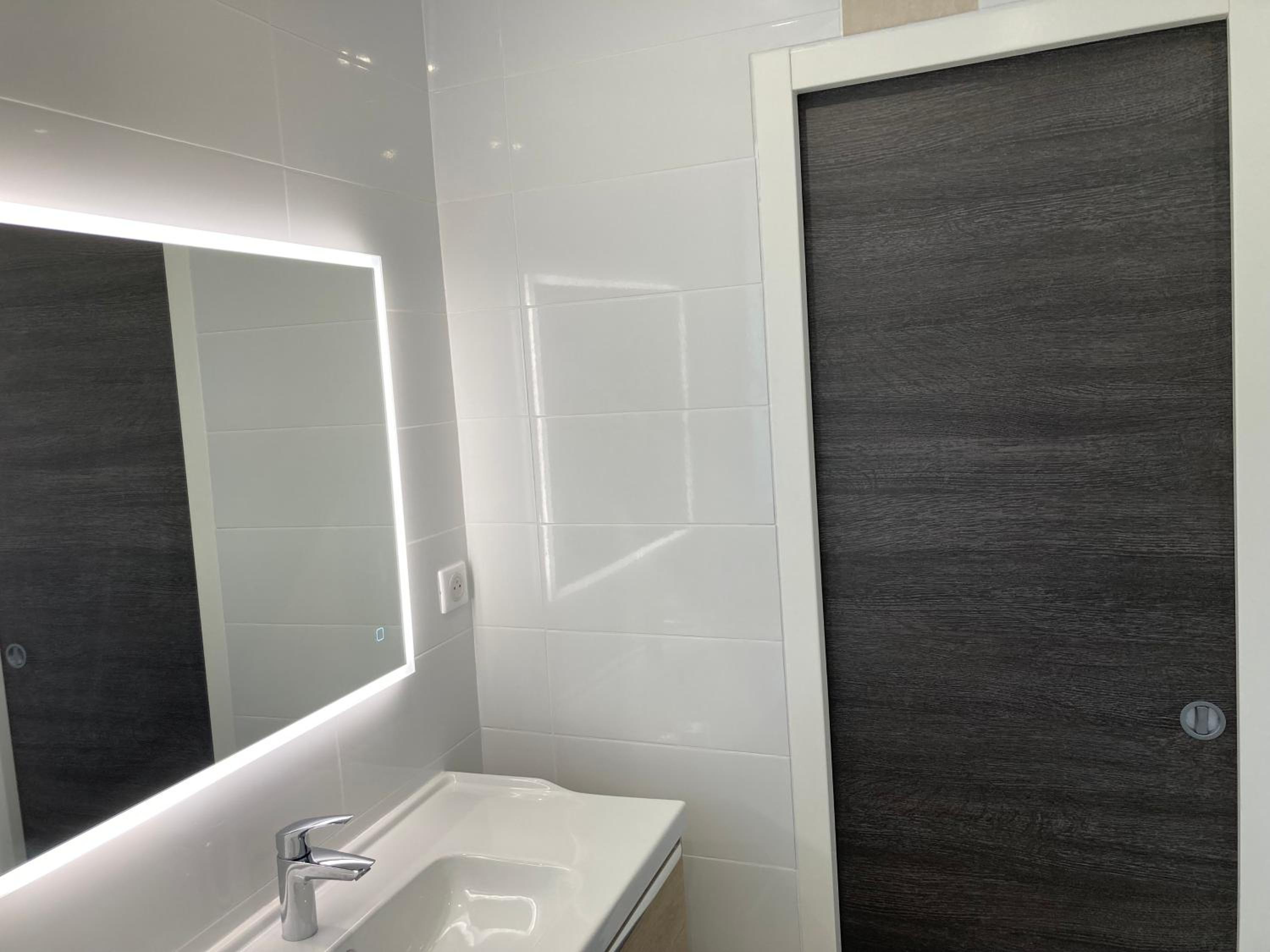 Cannes Beach Access, Private Room in Shared 3-Bedroom Apartment, Private Bathroom, Living Room with Sea View Suite Parentale salle de bain privée accès pla