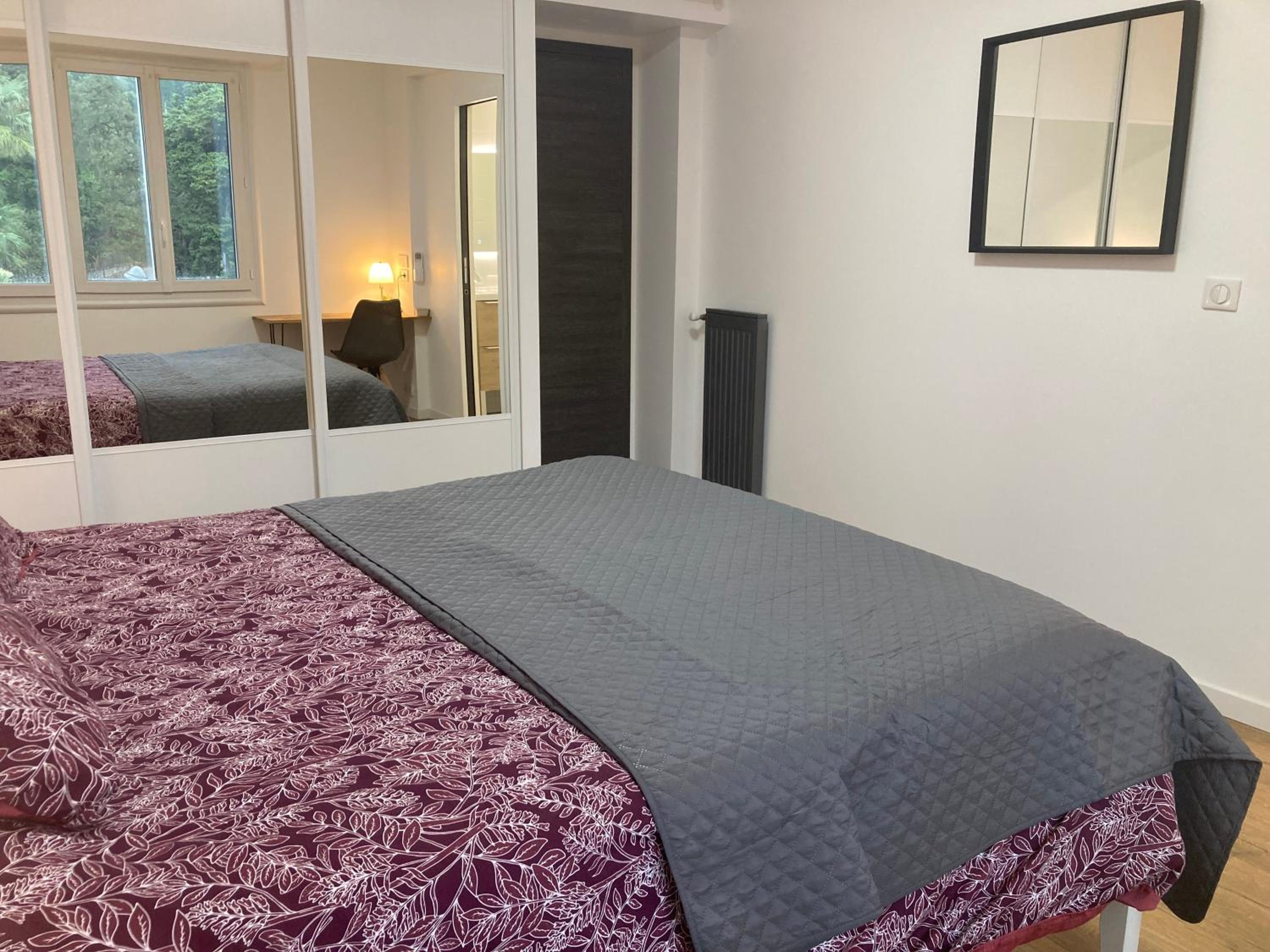 Cannes Beach Access, Private Room in Shared 3-Bedroom Apartment, Private Bathroom, Living Room with Sea View Suite Parentale salle de bain privée accès pla