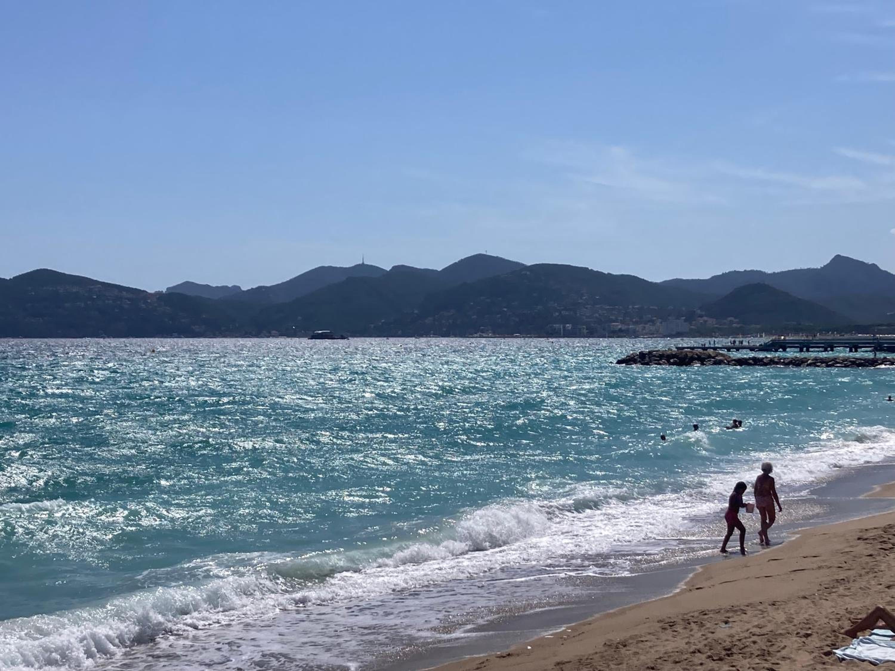 Cannes Beach Access, Private Room in Shared 3-Bedroom Apartment, Private Bathroom, Living Room with Sea View Suite Parentale salle de bain privée accès pla