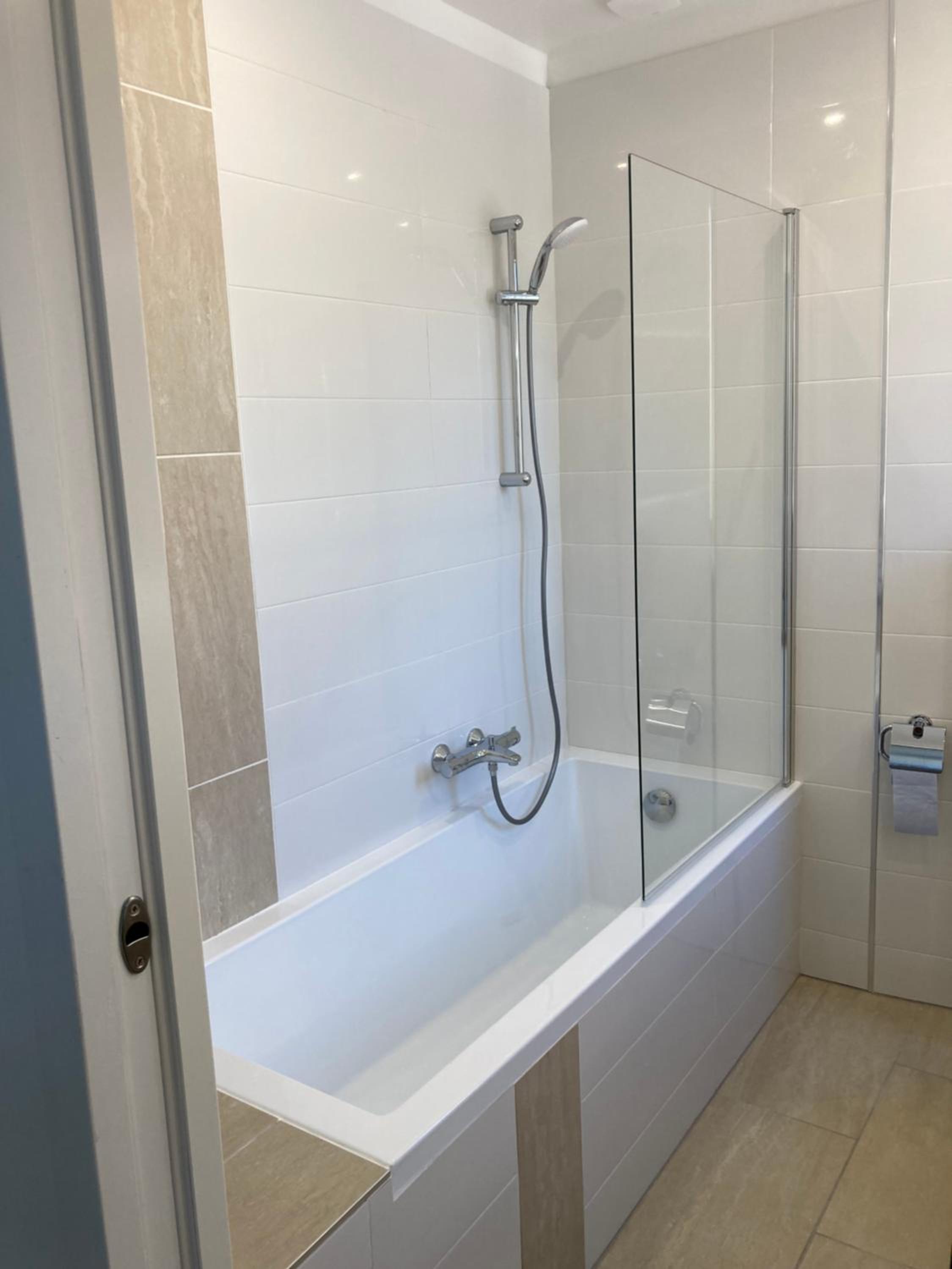 Cannes Beach Access, Private Room in Shared 3-Bedroom Apartment, Private Bathroom, Living Room with Sea View Suite Parentale salle de bain privée accès pla