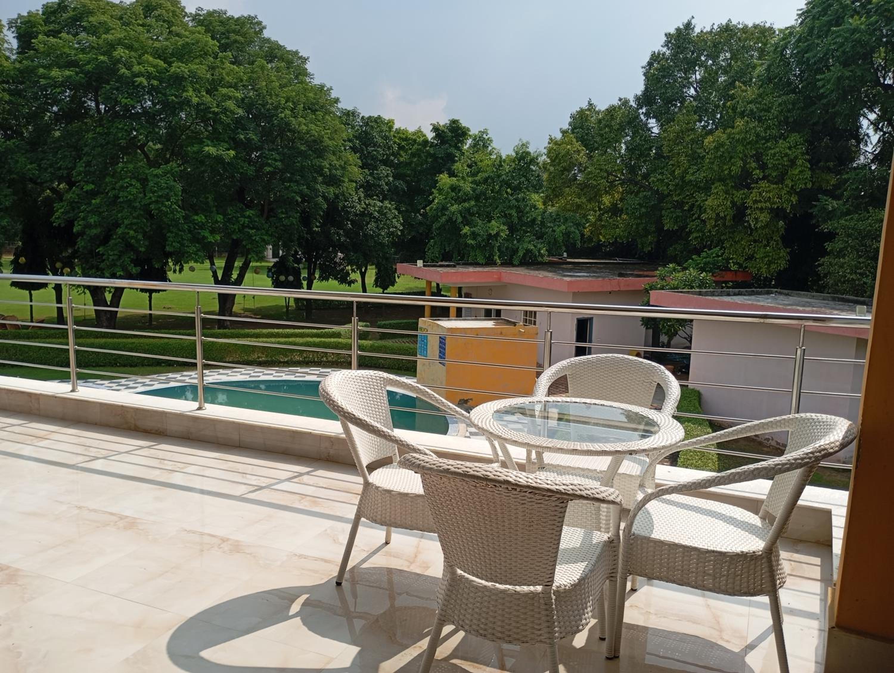 7BR Farmhouse With Private Pool by Especial Rentals