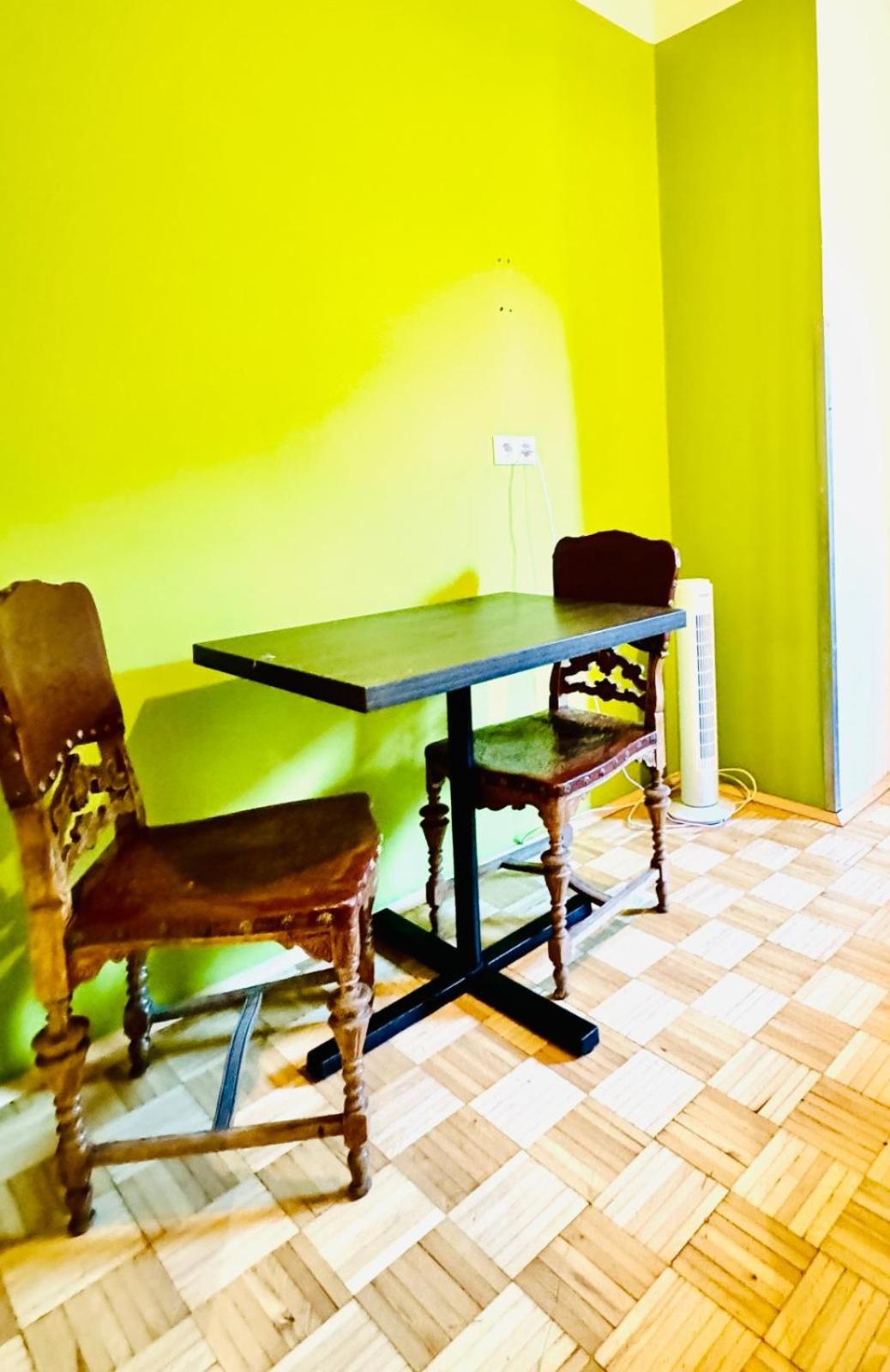 Affordable Central Rooms, 10-Min to Lugner City