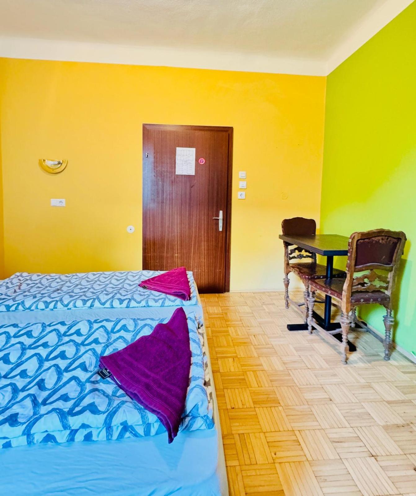 Affordable Central Rooms, 10-Min to Lugner City