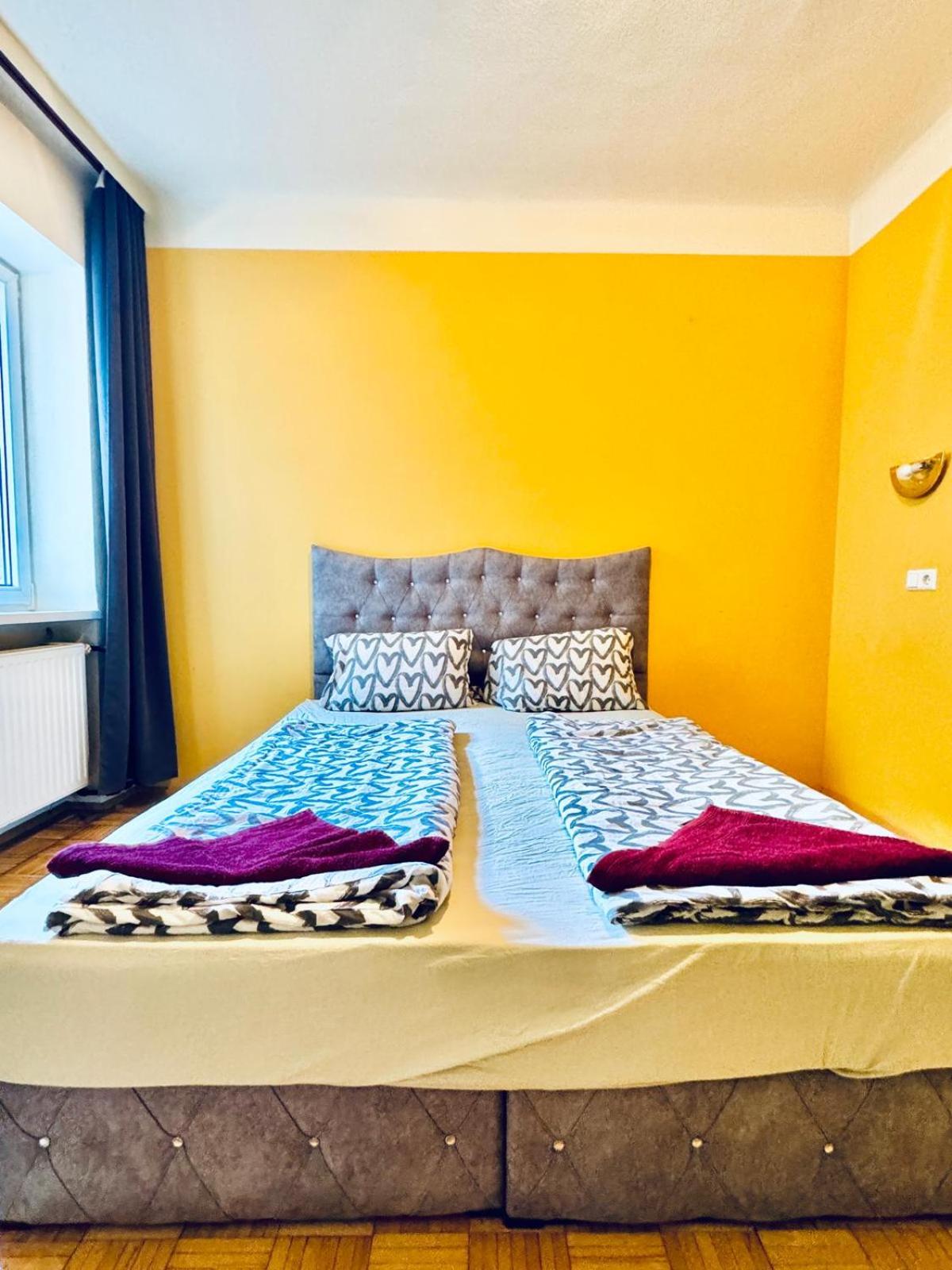 Affordable Central Rooms, 10-Min to Lugner City