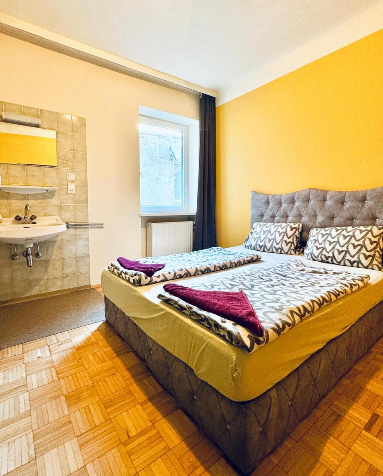 Affordable Central Rooms, 10-Min to Lugner City