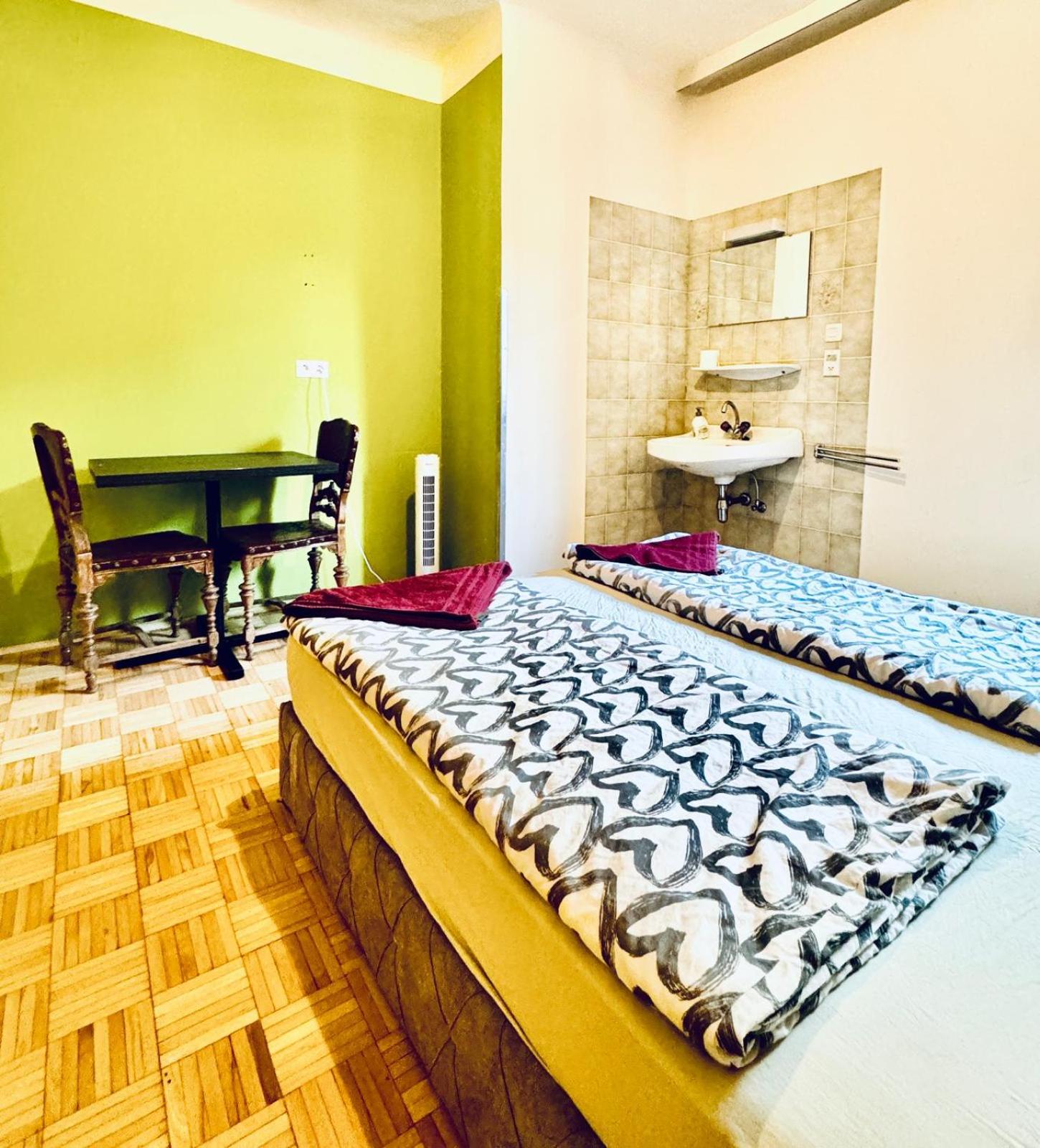 Affordable Central Rooms, 10-Min to Lugner City
