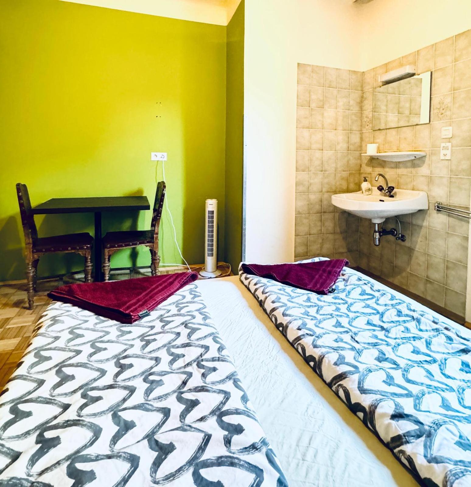Affordable Central Rooms, 10-Min to Lugner City