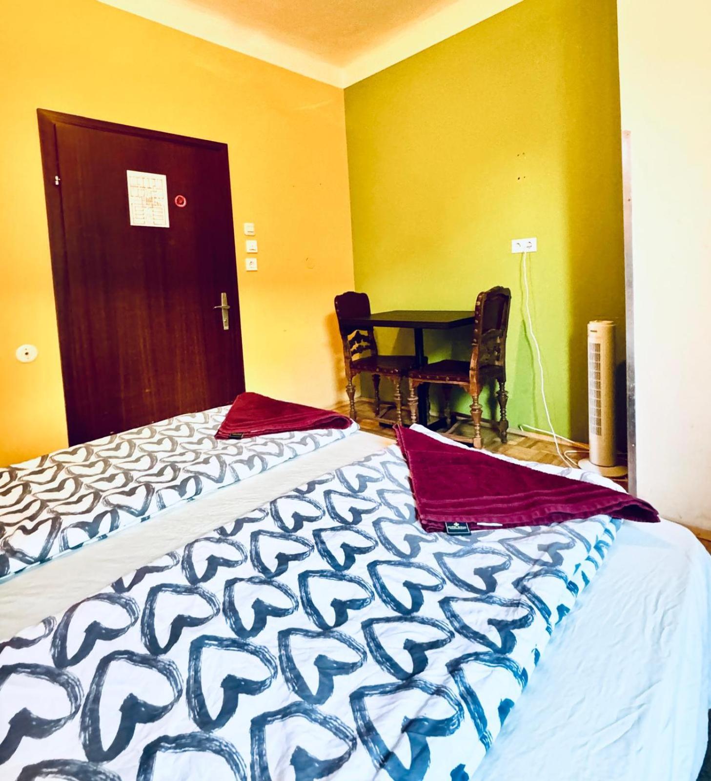 Affordable Central Rooms, 10-Min to Lugner City