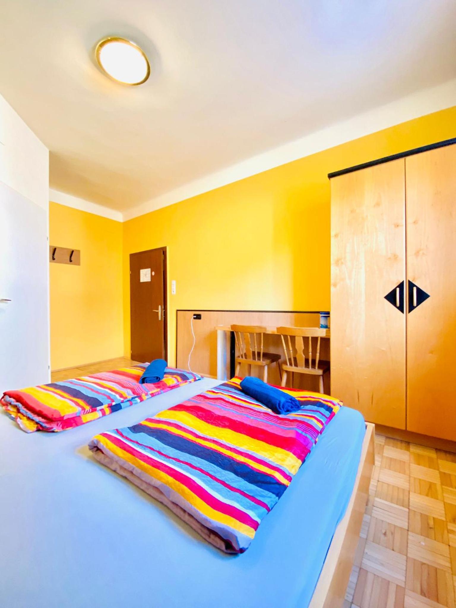Affordable Central Rooms, 10-Min to Lugner City