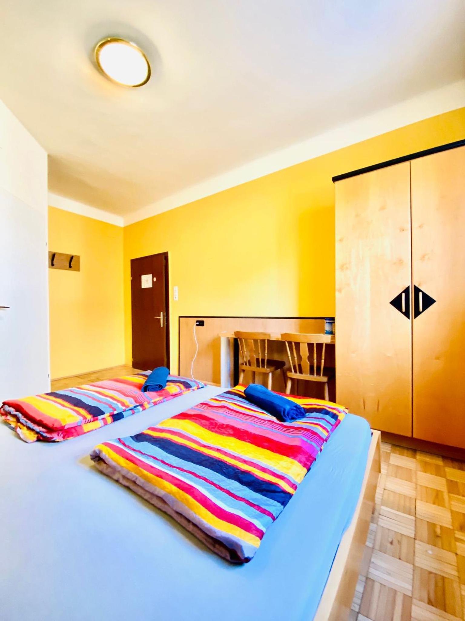 Affordable Central Rooms, 10-Min to Lugner City