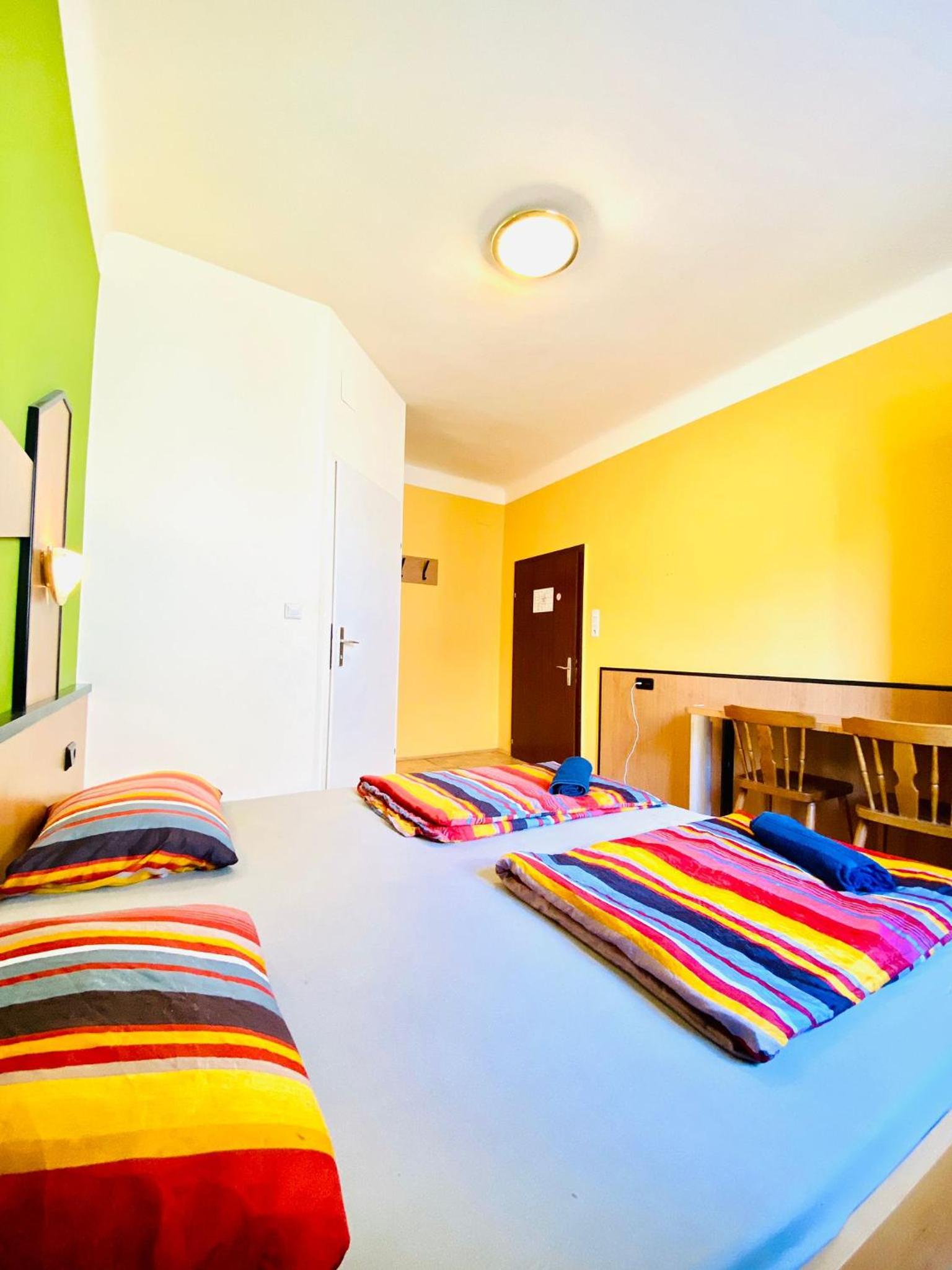 Affordable Central Rooms, 10-Min to Lugner City