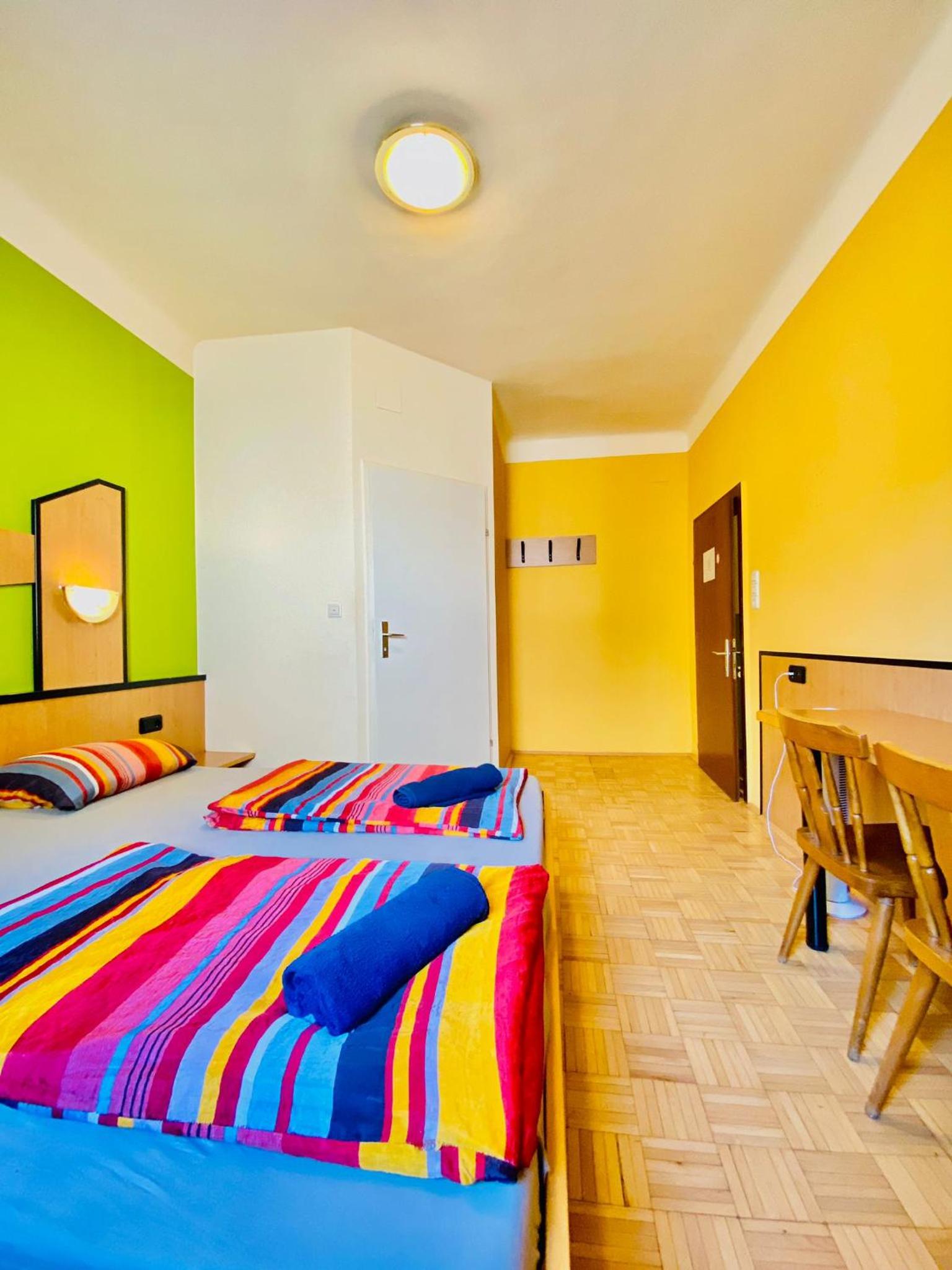 Affordable Central Rooms, 10-Min to Lugner City