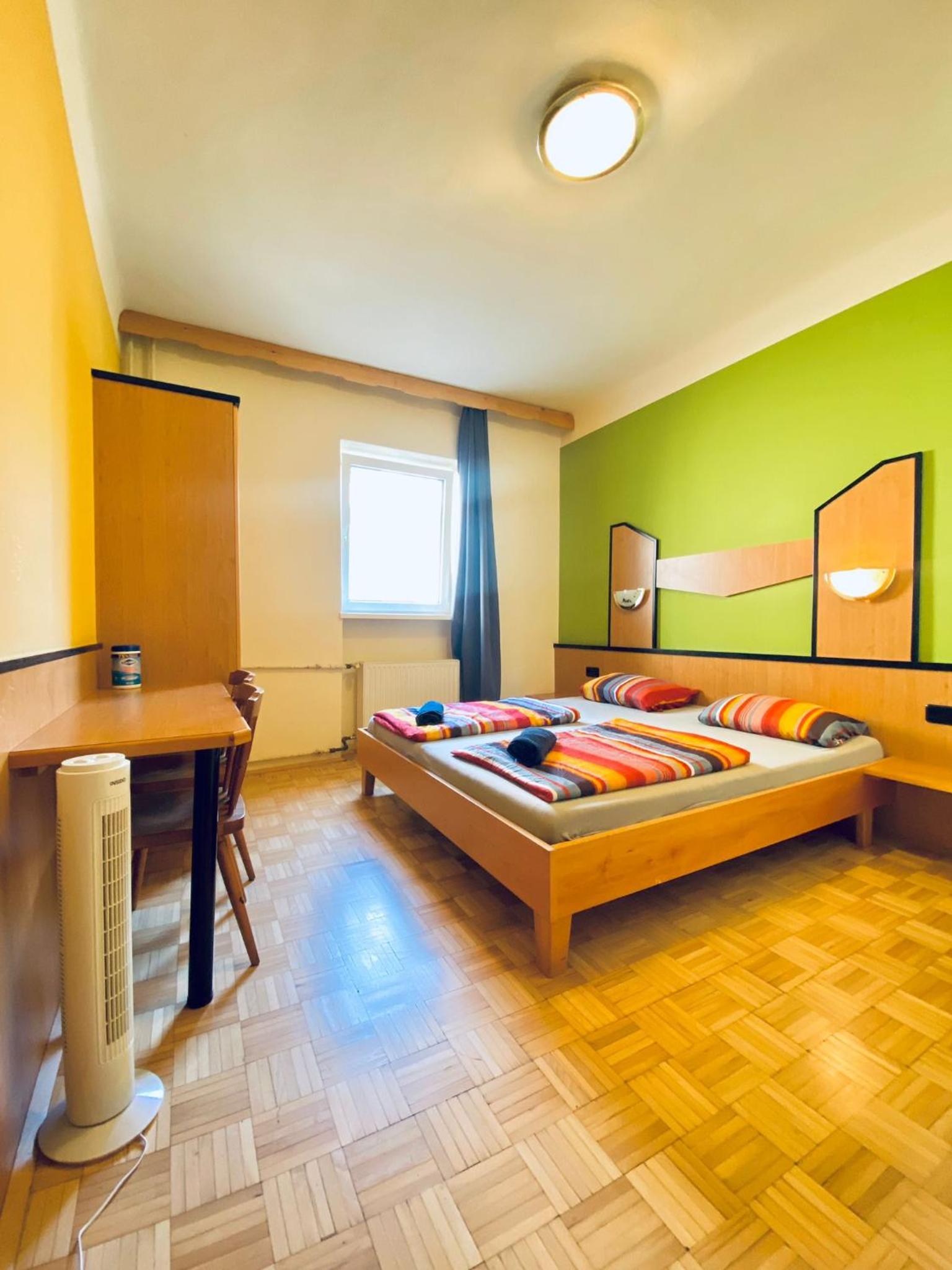 Affordable Central Rooms, 10-Min to Lugner City