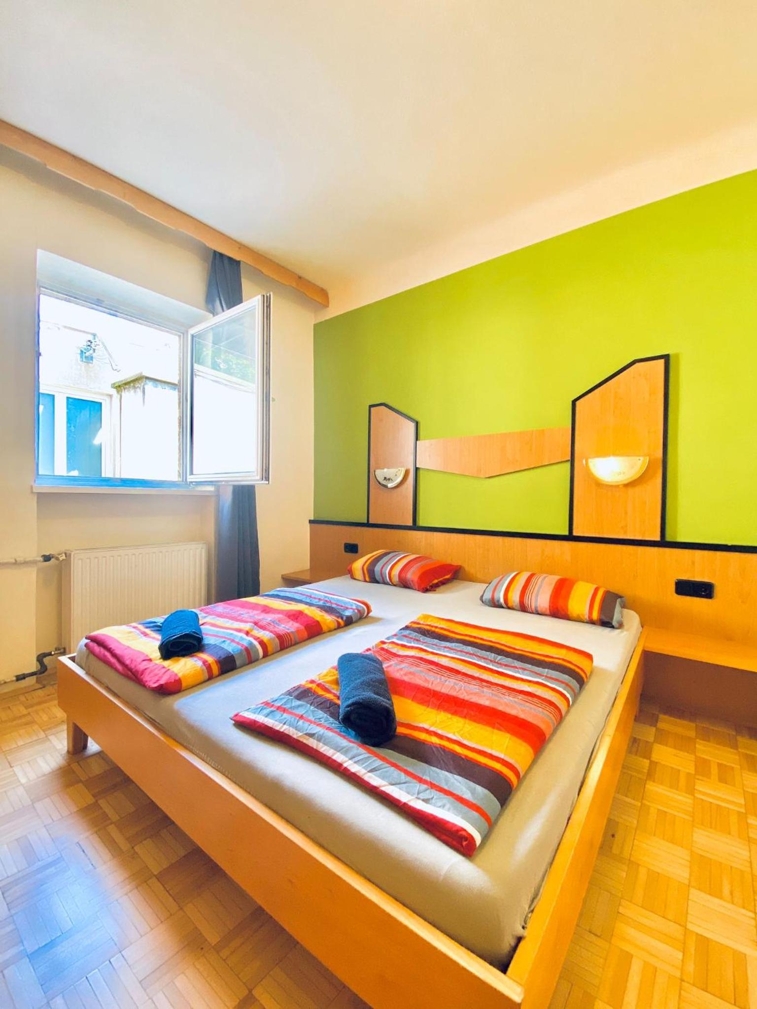 Affordable Central Rooms, 10-Min to Lugner City