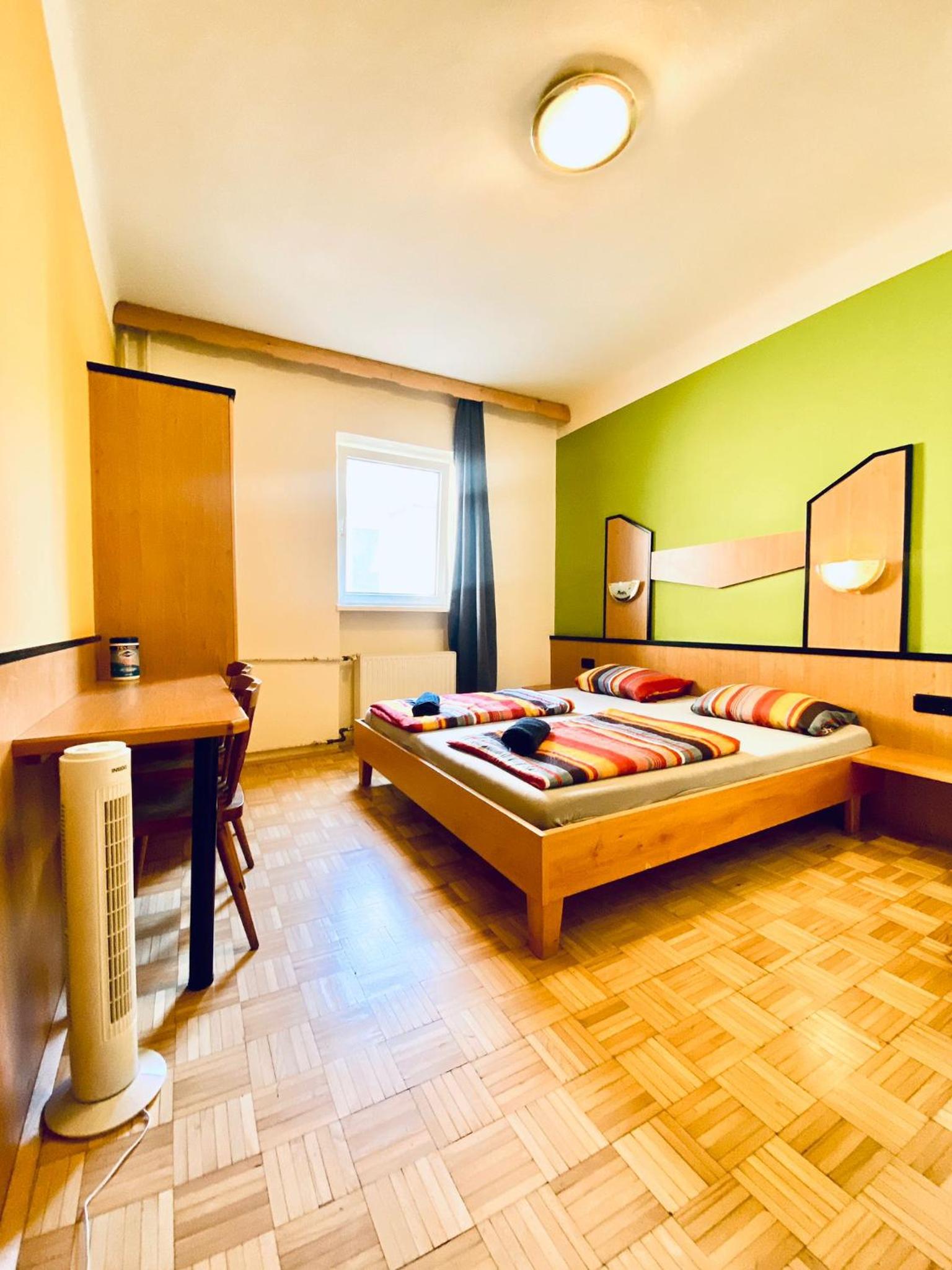 Affordable Central Rooms, 10-Min to Lugner City