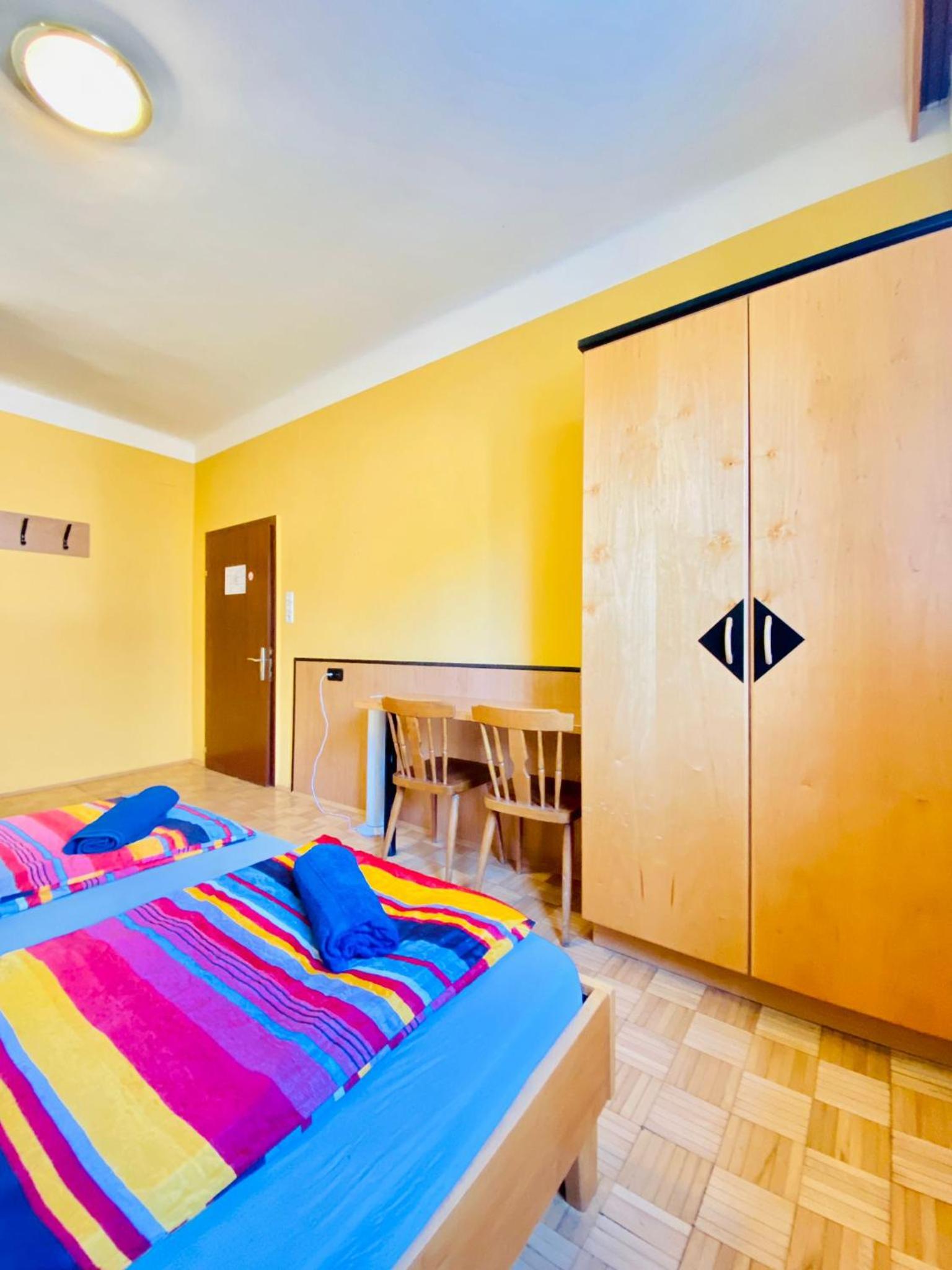 Affordable Central Rooms, 10-Min to Lugner City