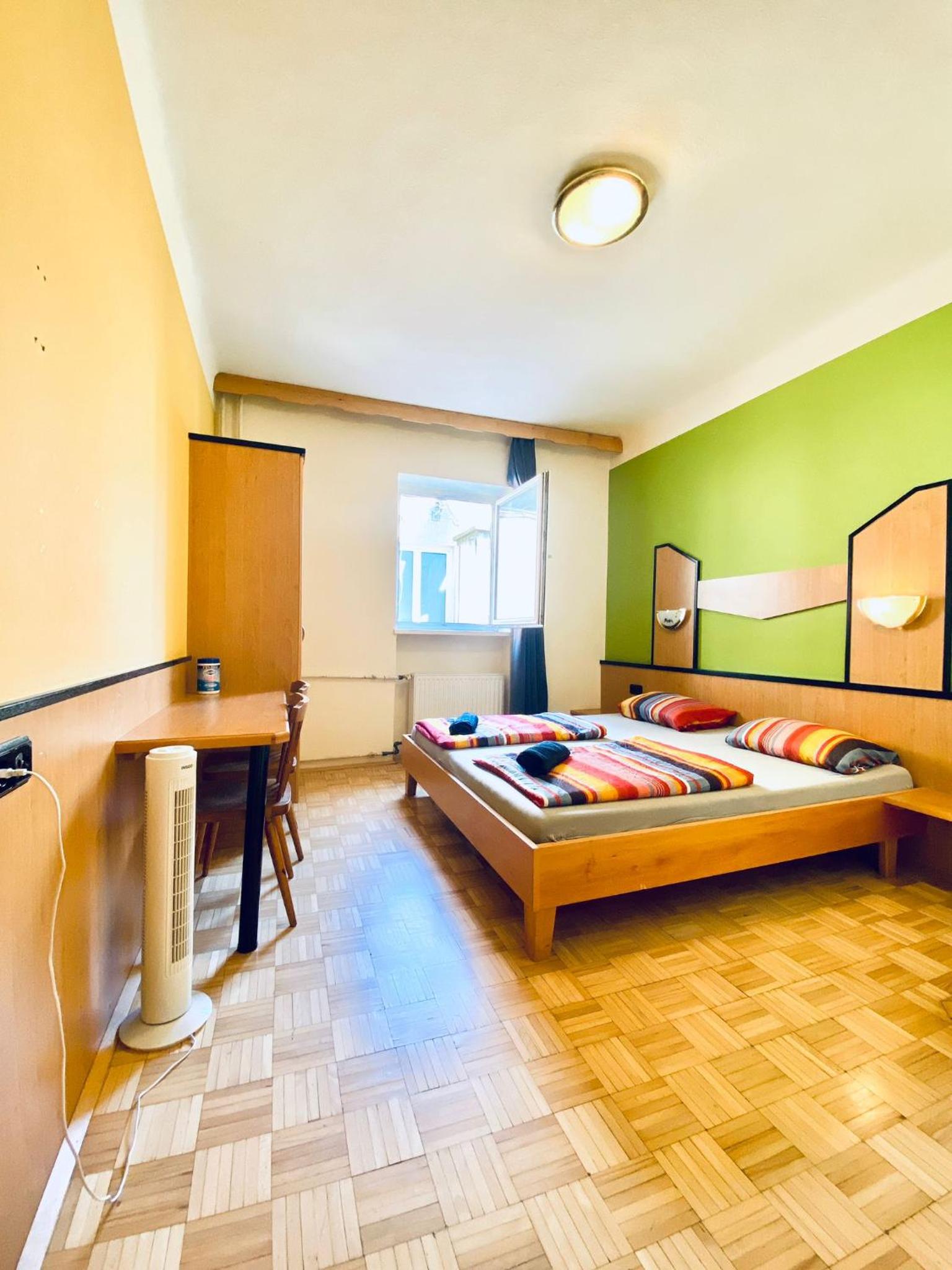 Affordable Central Rooms, 10-Min to Lugner City