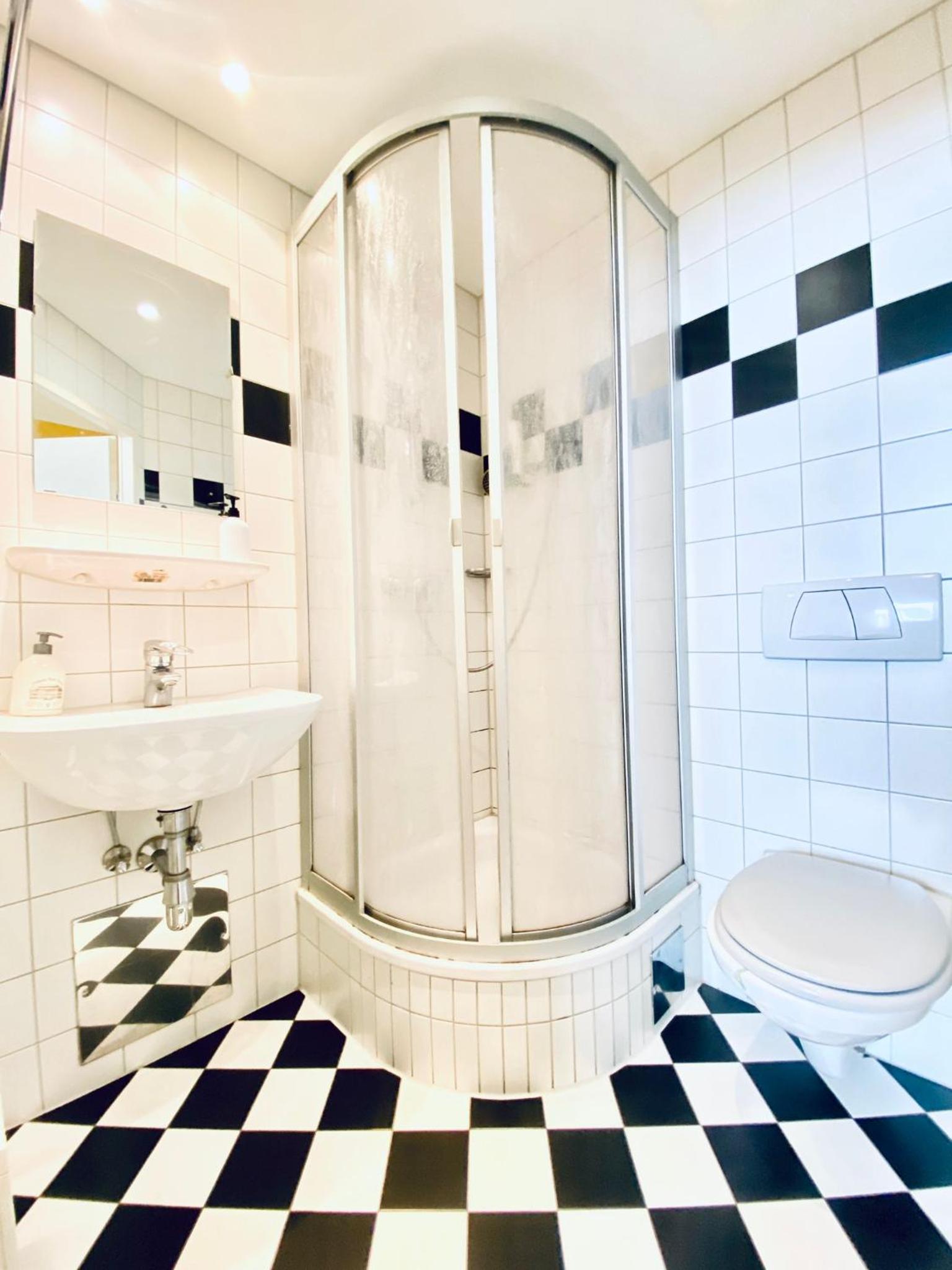 Affordable Central Rooms, 10-Min to Lugner City