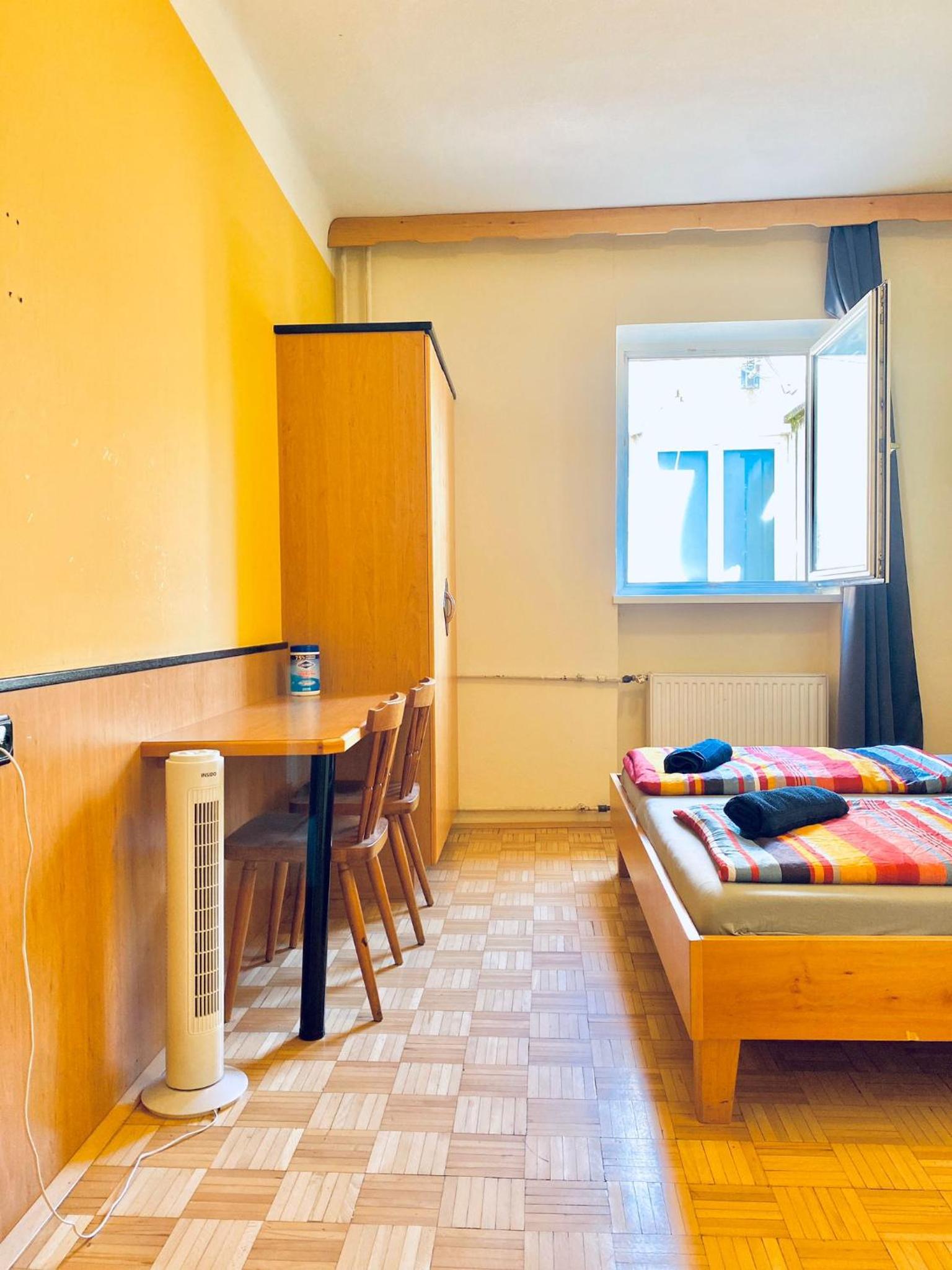 Affordable Central Rooms, 10-Min to Lugner City