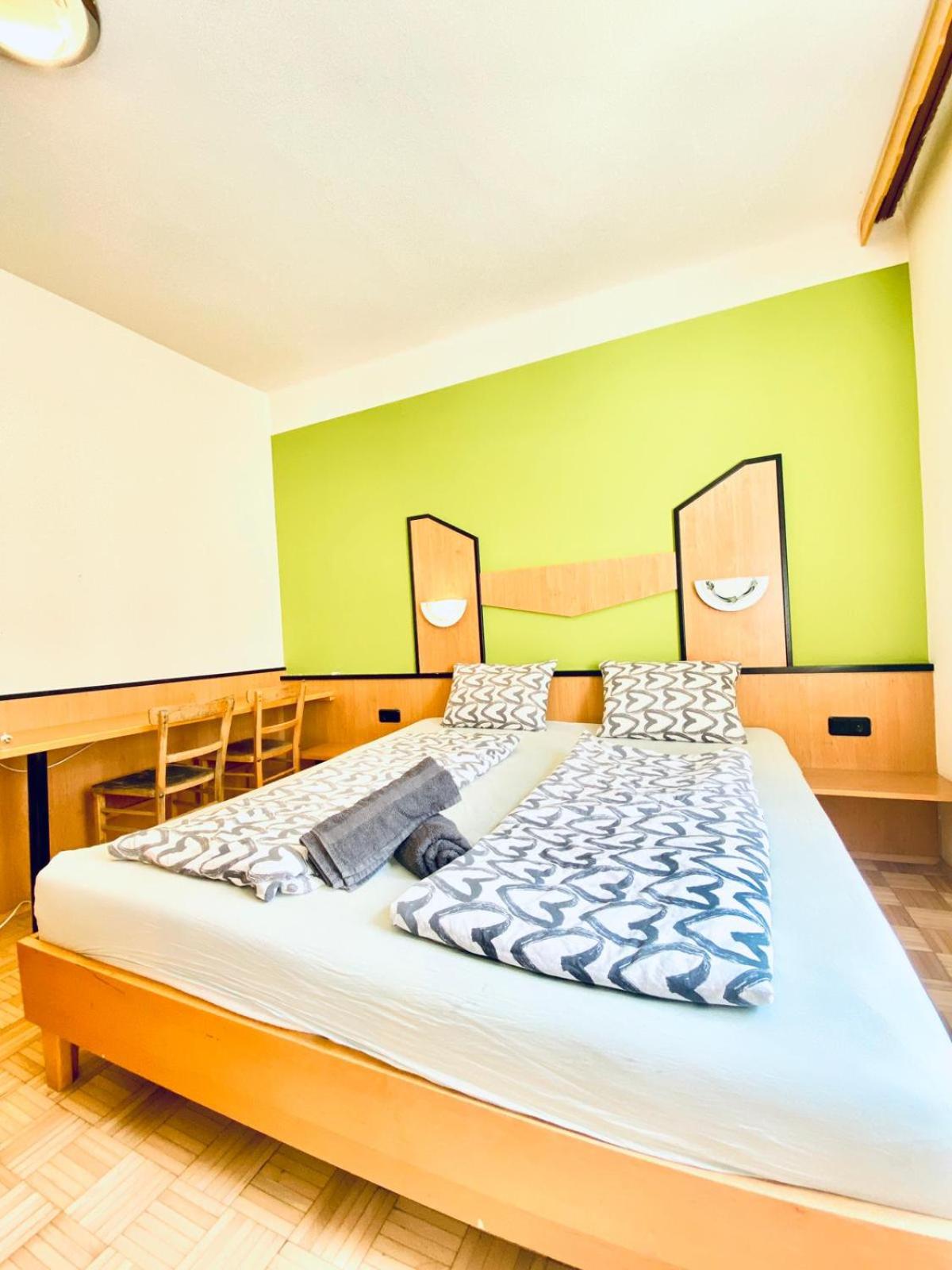 Affordable Central Rooms, 10-Min to Lugner City