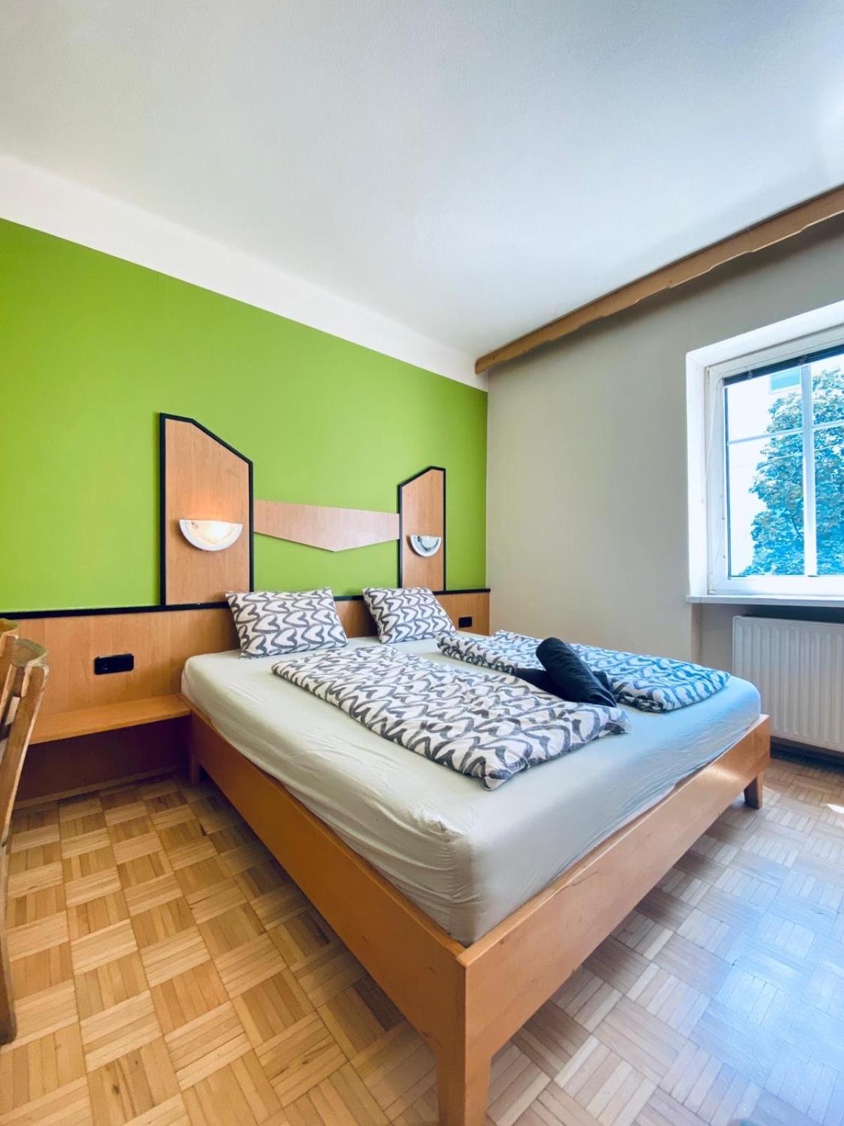 Affordable Central Rooms, 10-Min to Lugner City