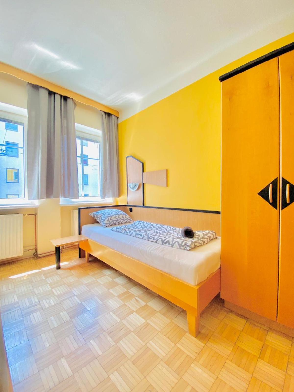 Affordable Central Rooms, 10-Min to Lugner City