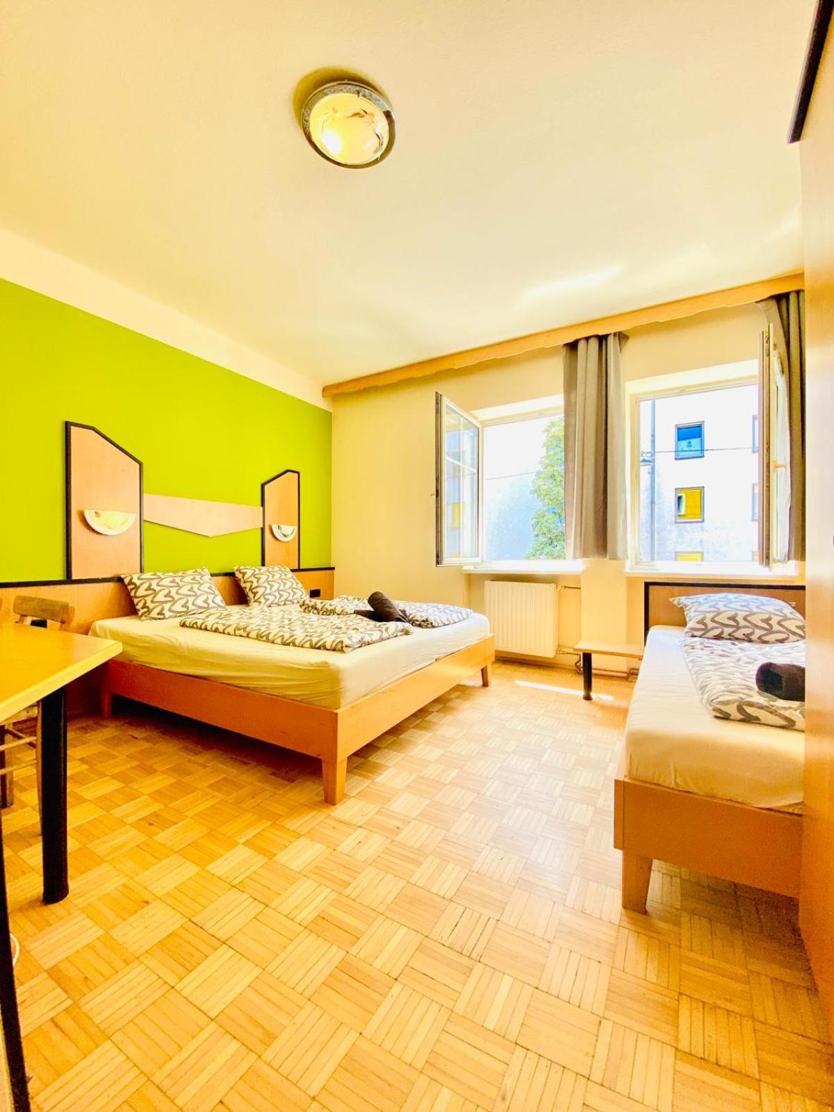 Affordable Central Rooms, 10-Min to Lugner City