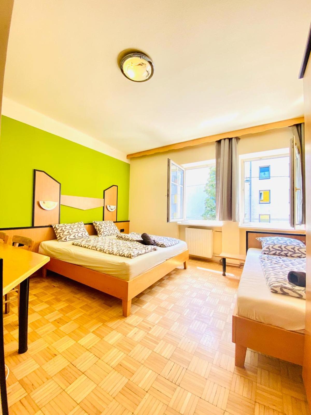 Affordable Central Rooms, 10-Min to Lugner City