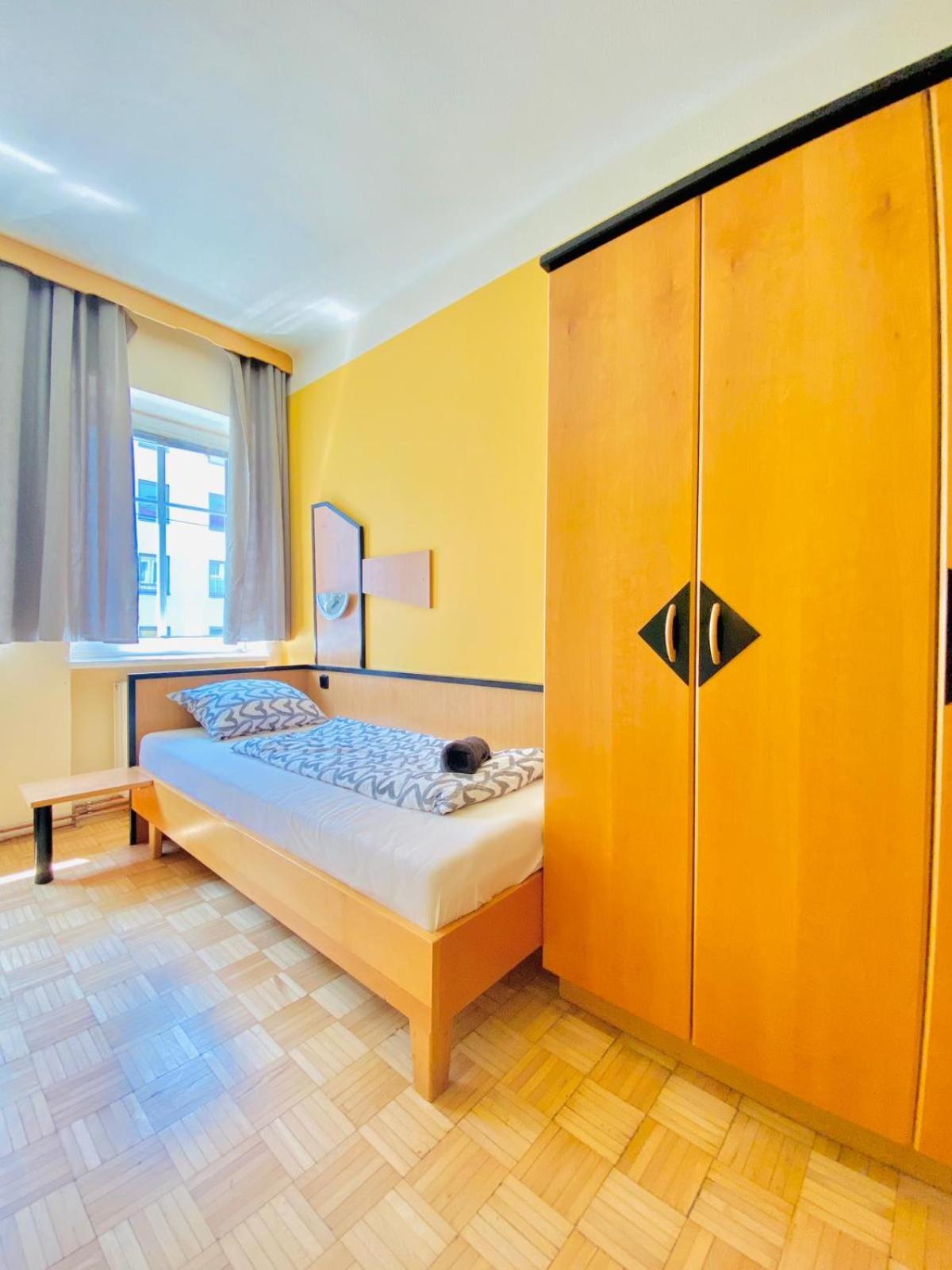 Affordable Central Rooms, 10-Min to Lugner City