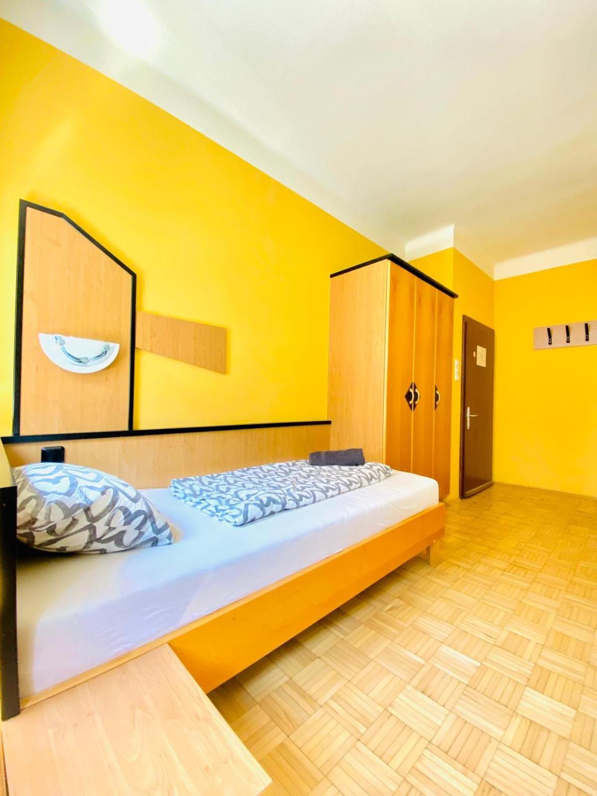 Affordable Central Rooms, 10-Min to Lugner City