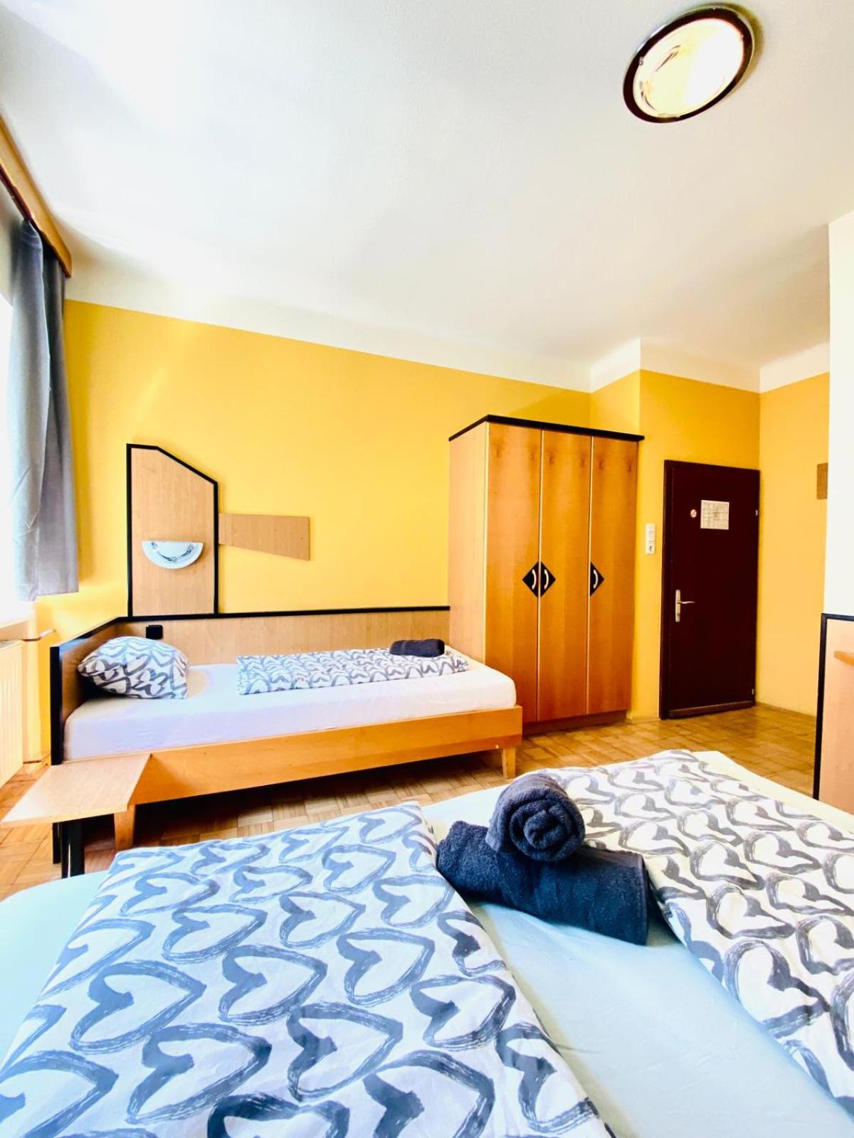 Affordable Central Rooms, 10-Min to Lugner City