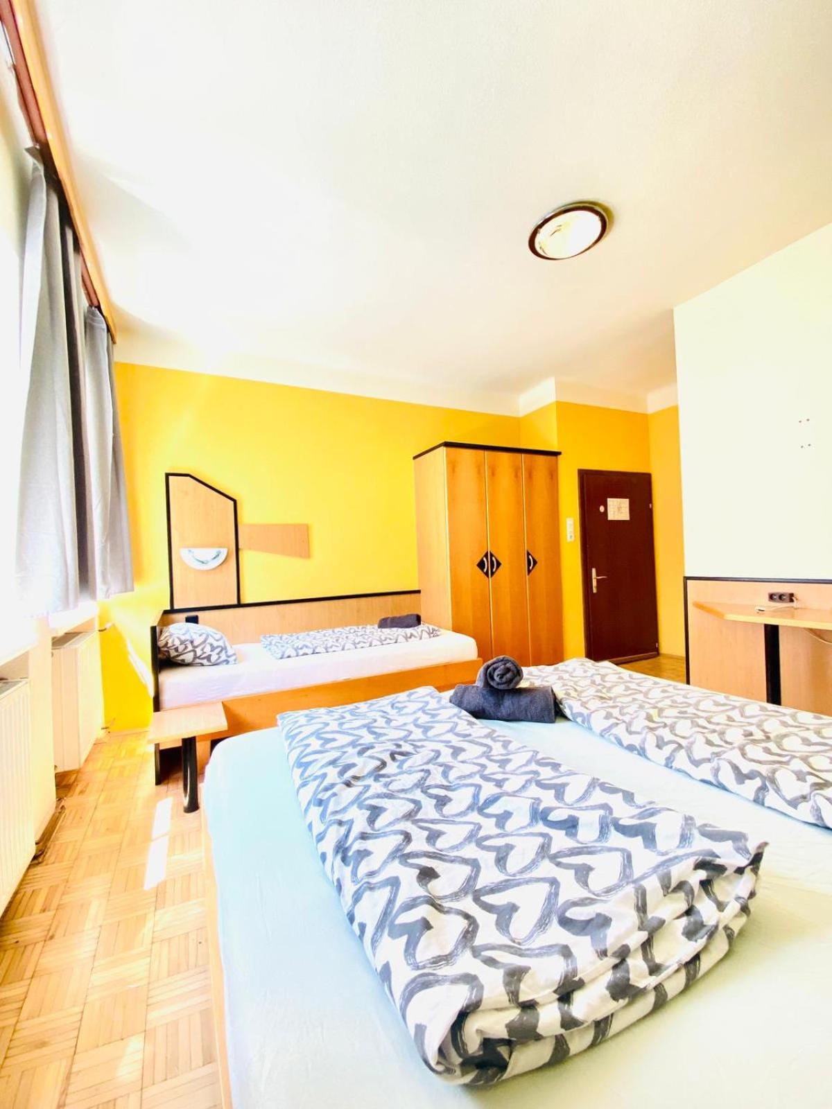 Affordable Central Rooms, 10-Min to Lugner City