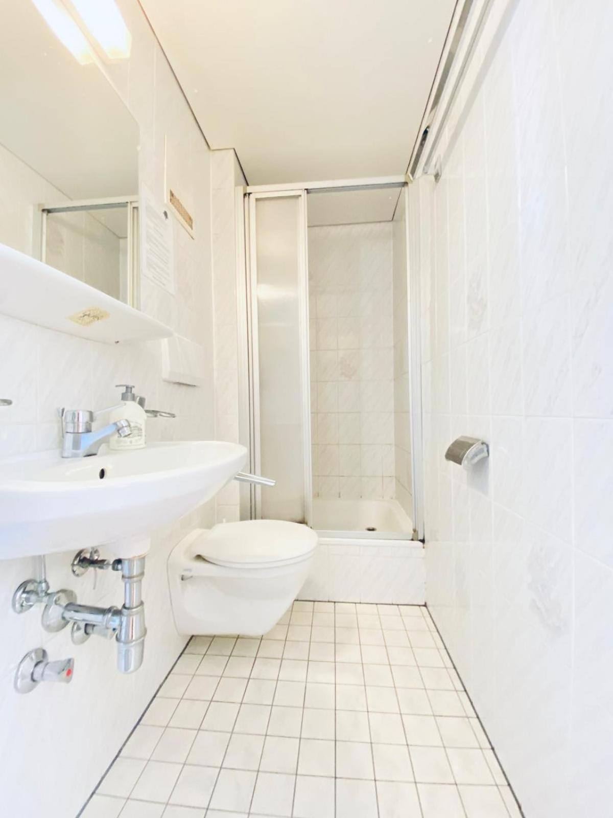 Affordable Central Rooms, 10-Min to Lugner City