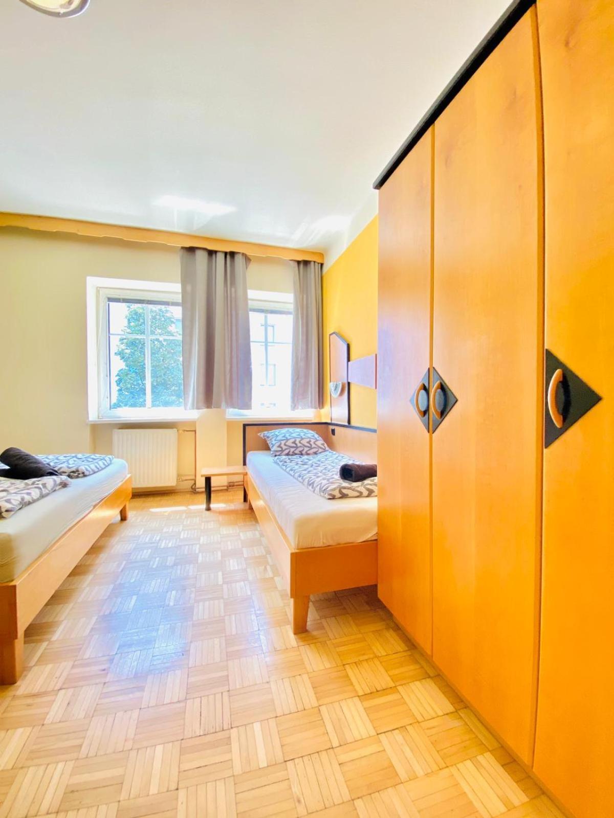 Affordable Central Rooms, 10-Min to Lugner City