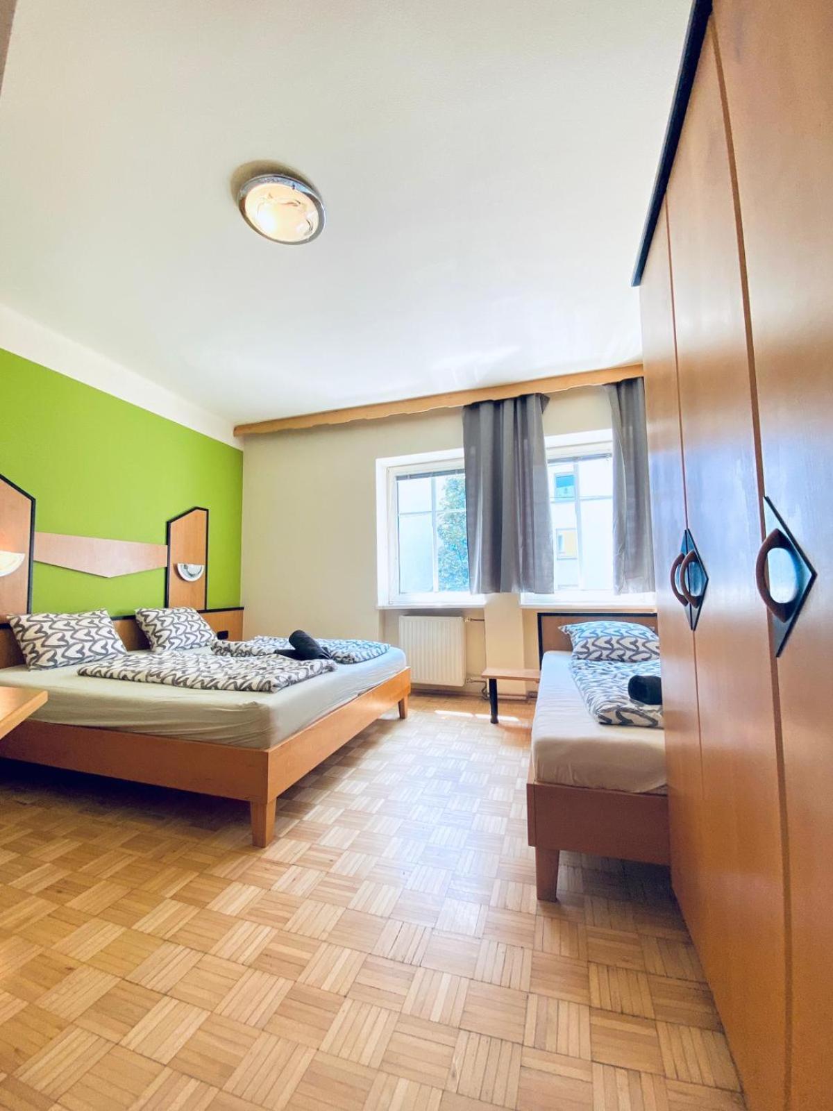 Affordable Central Rooms, 10-Min to Lugner City
