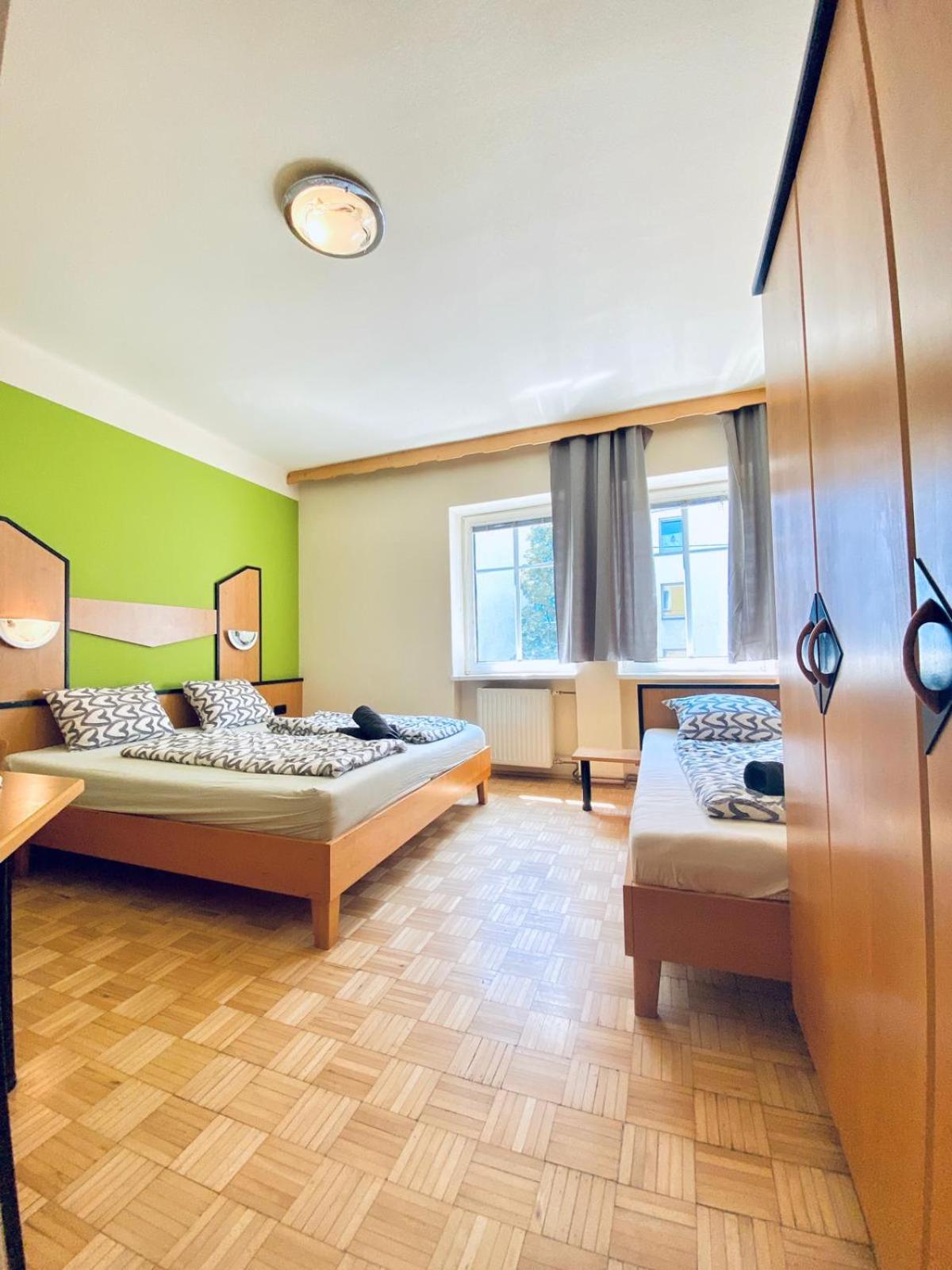 Affordable Central Rooms, 10-Min to Lugner City
