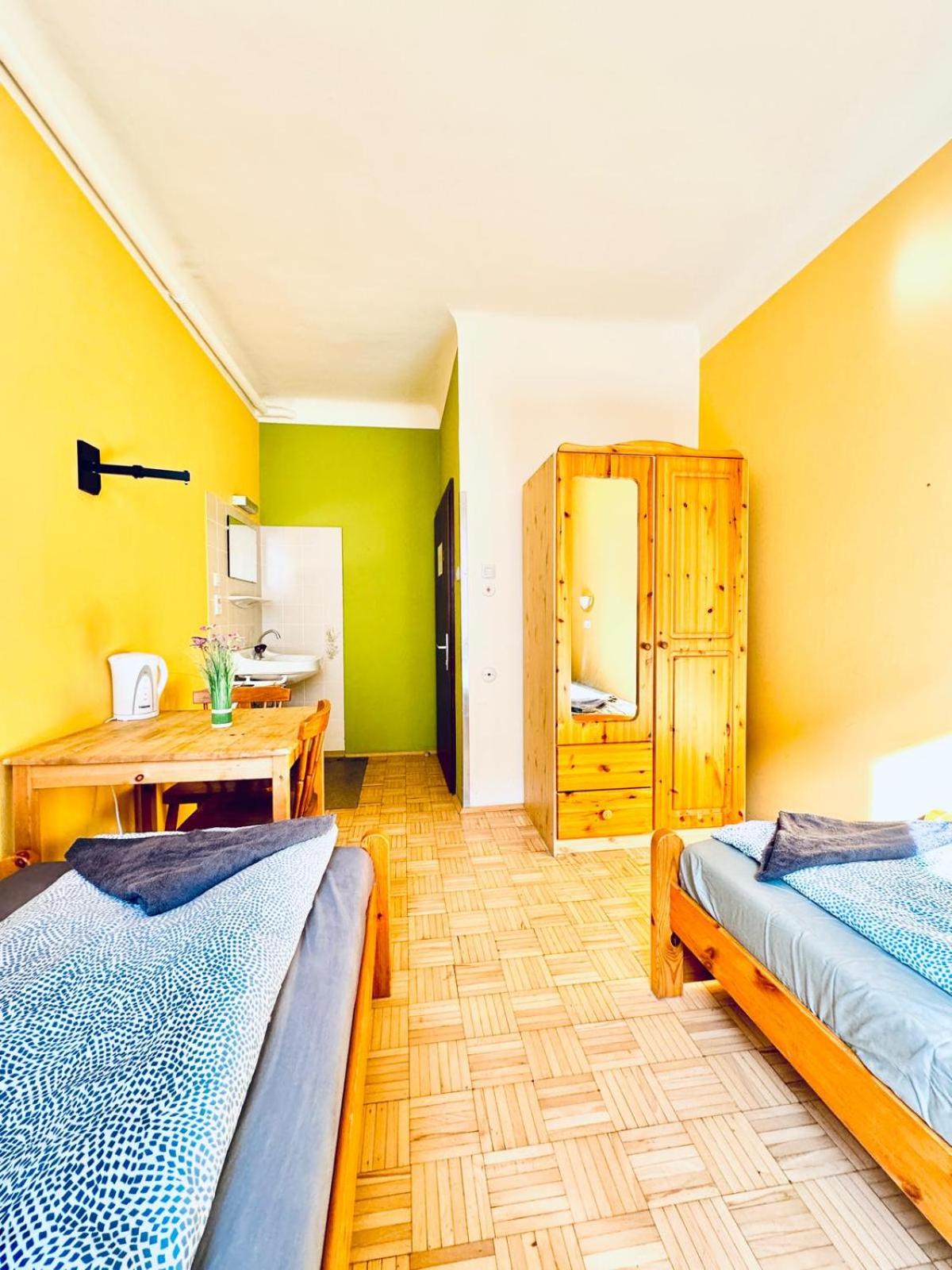 Affordable Central Rooms, 10-Min to Lugner City