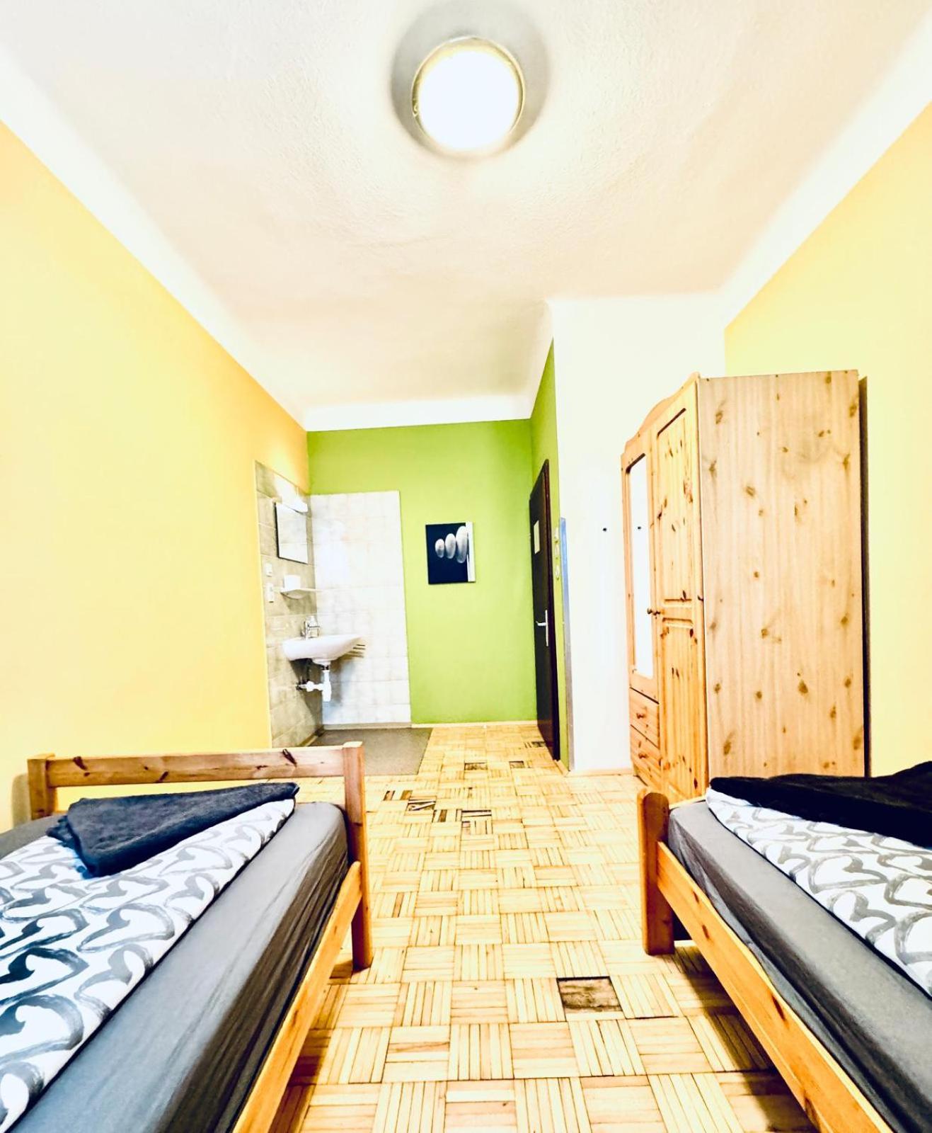 Affordable Central Rooms, 10-Min to Lugner City