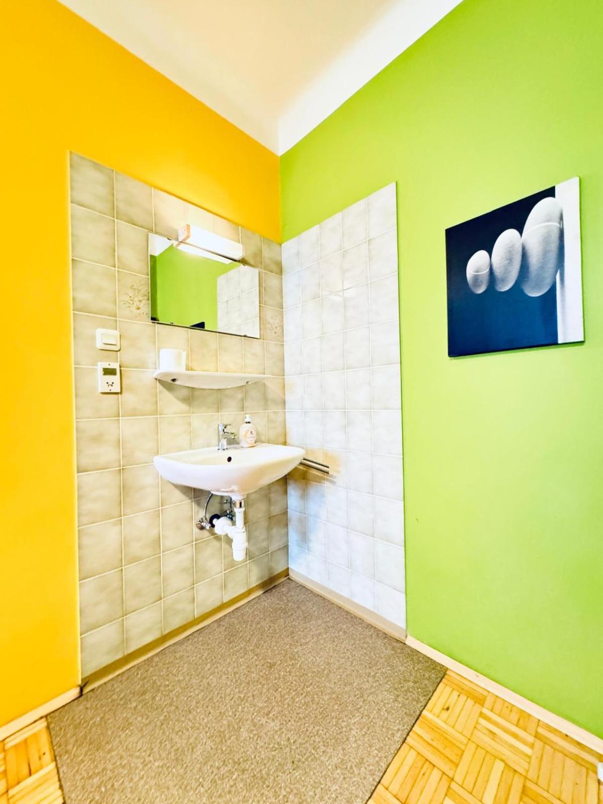 Affordable Central Rooms, 10-Min to Lugner City