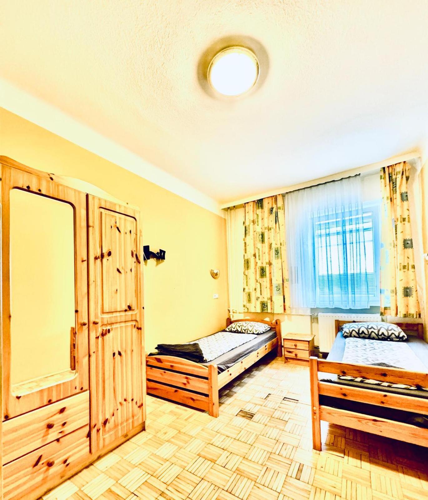 Affordable Central Rooms, 10-Min to Lugner City